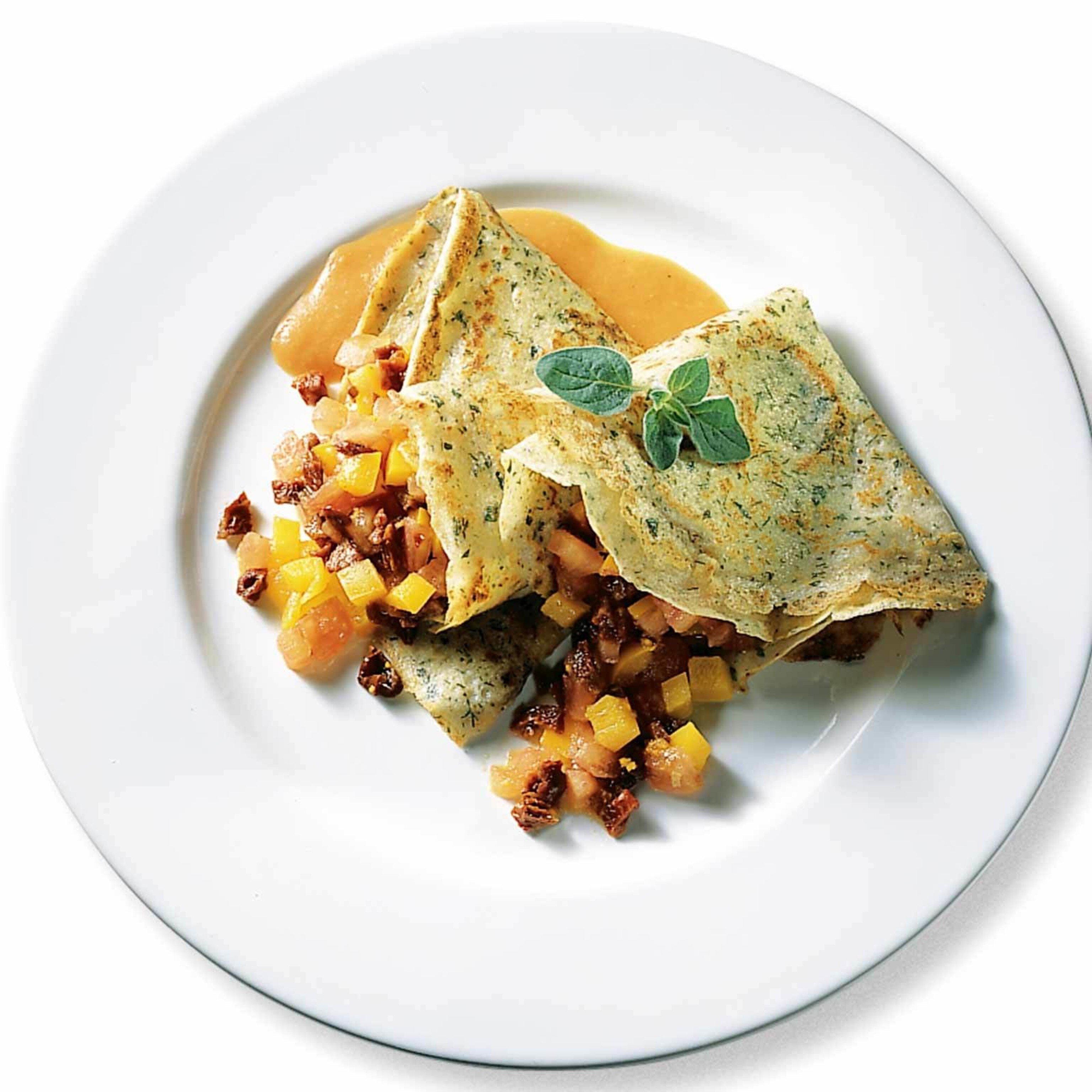 Kräuter-Crêpes mit Tomatensauce