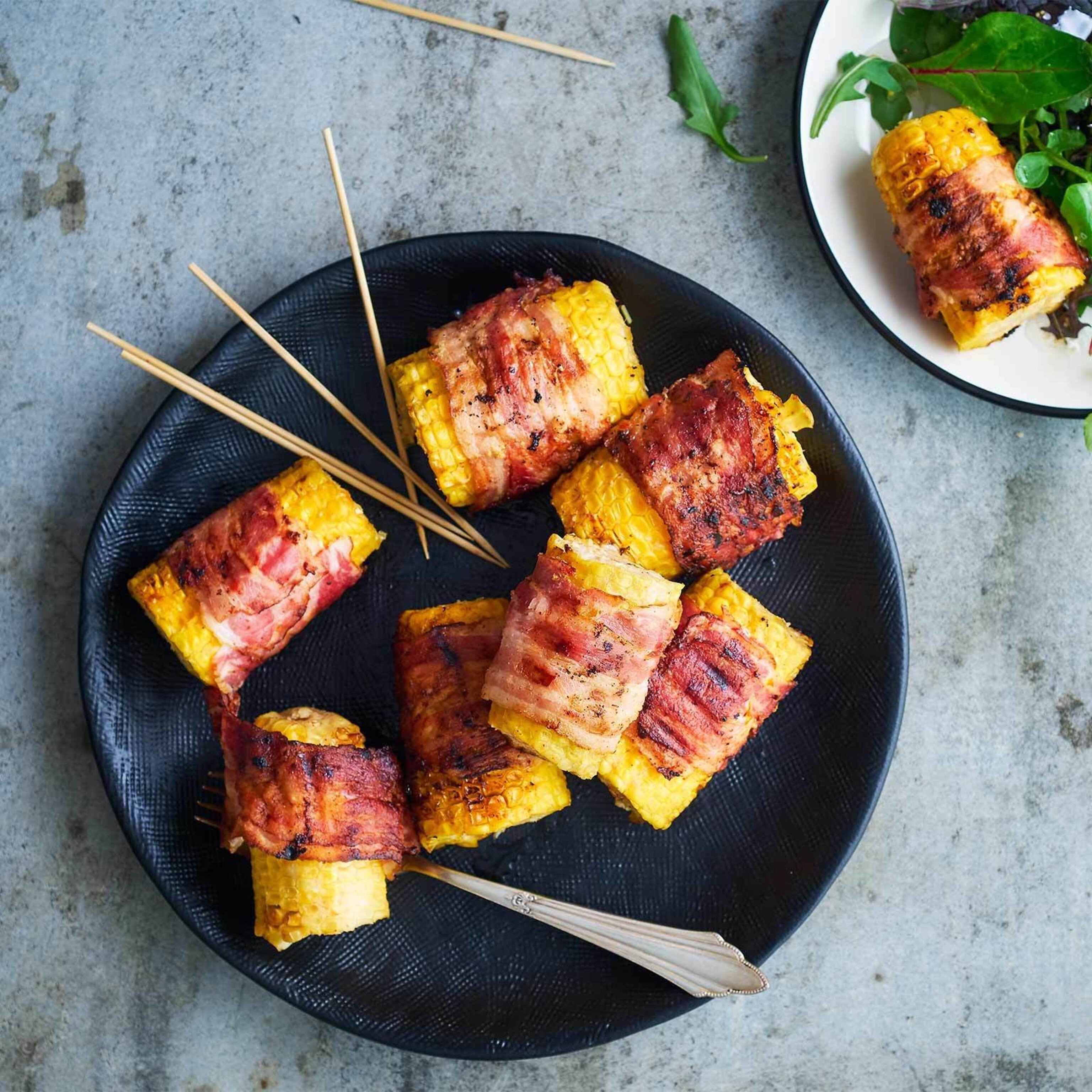 Grillierte Maiskolben mit Speck