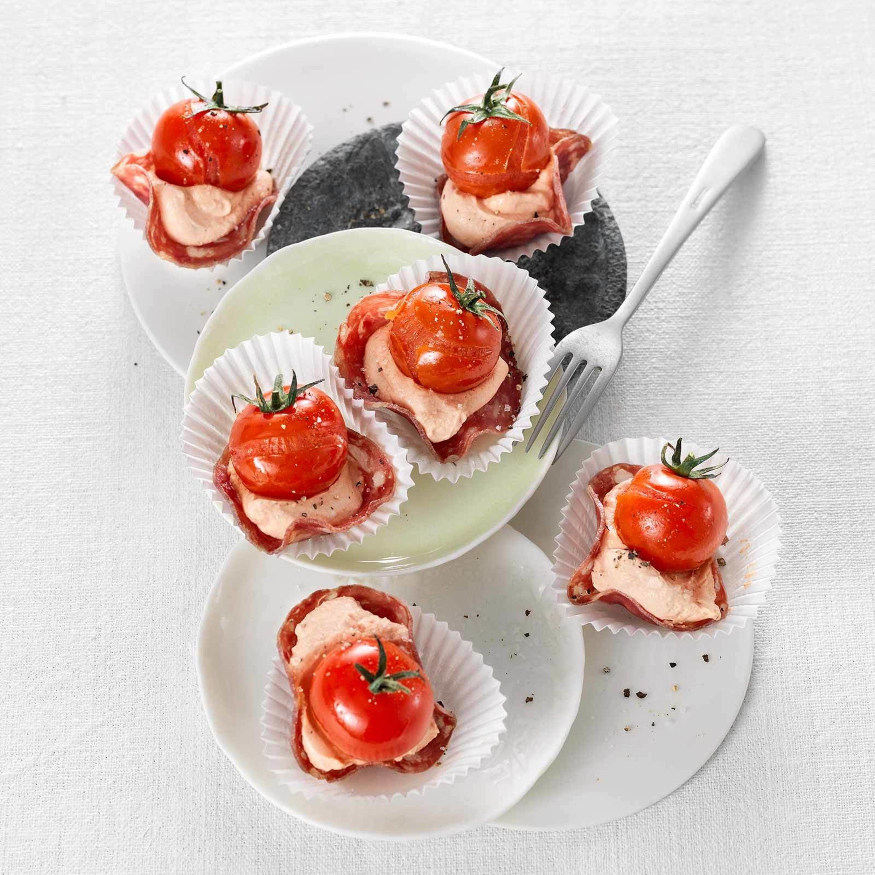 Tomatenmousse im Salamikörbchen