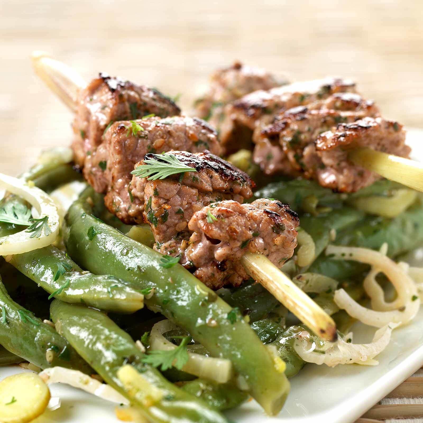 Spiessli auf Bohnensalat