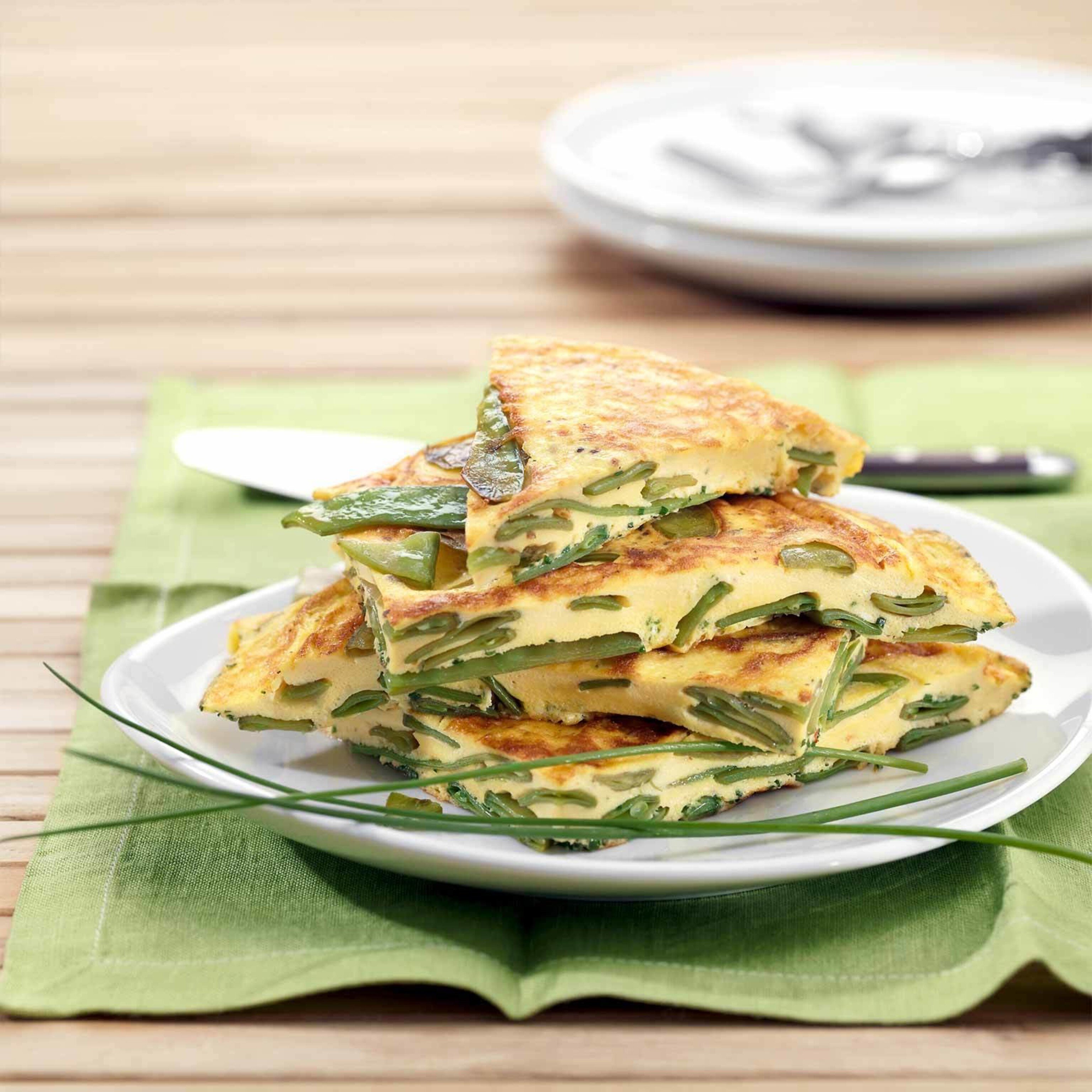 Omelette aux pois mangetout et fromage frais