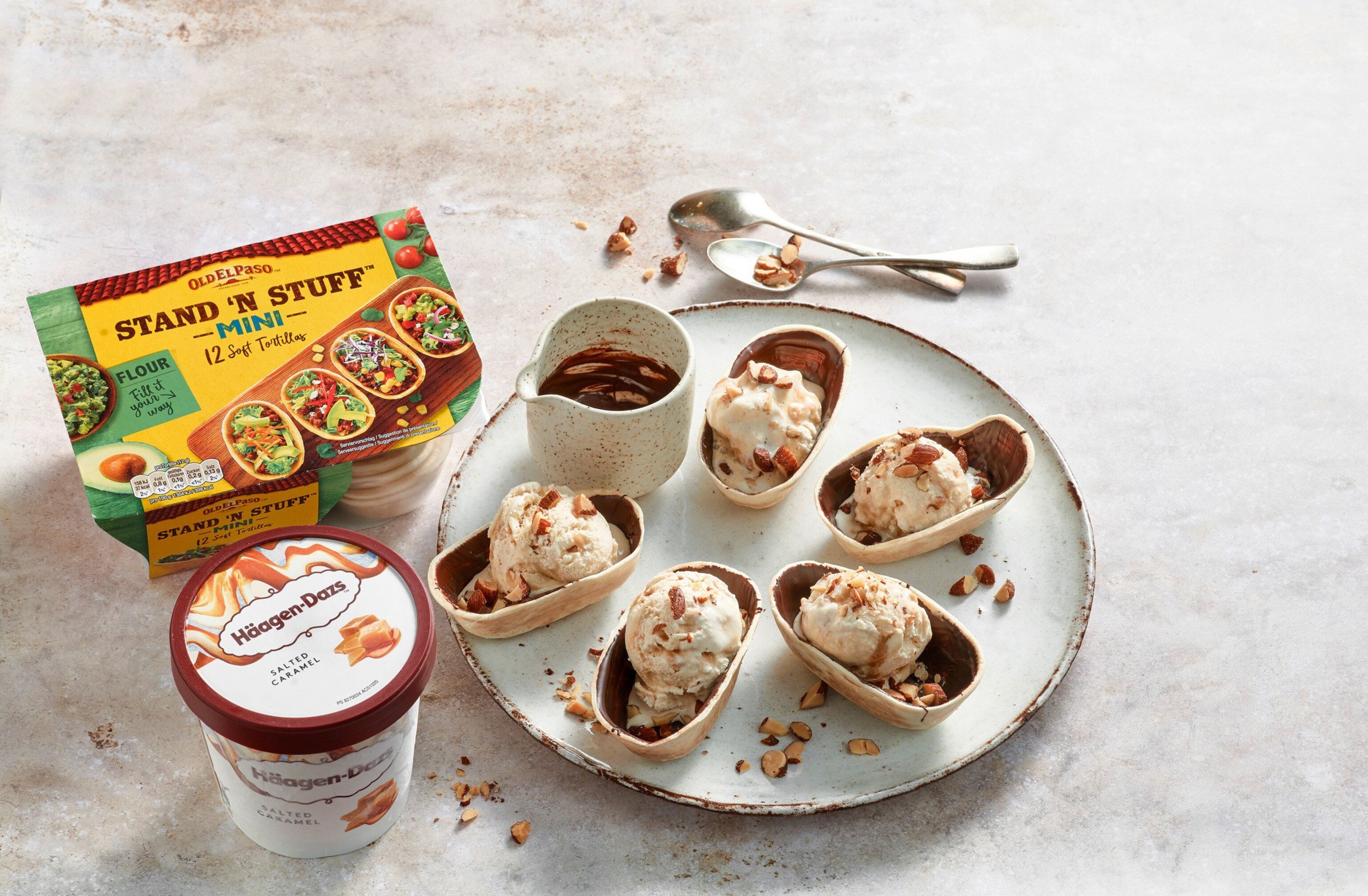 Schokolade-Mini-Tortilla-Schalen mit Caramel-Glace
