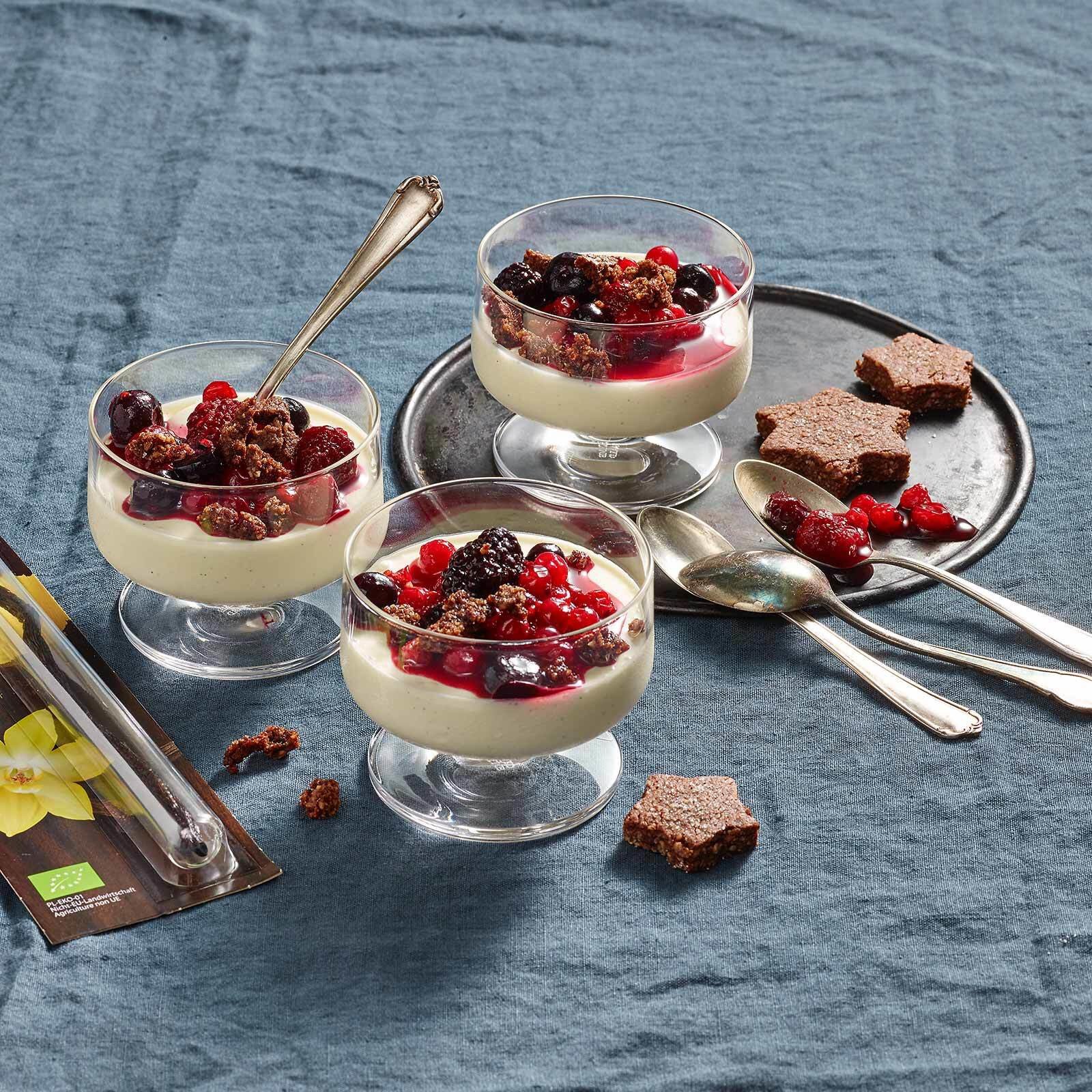 Crème-fraîche-Traum mit heissen Beeren