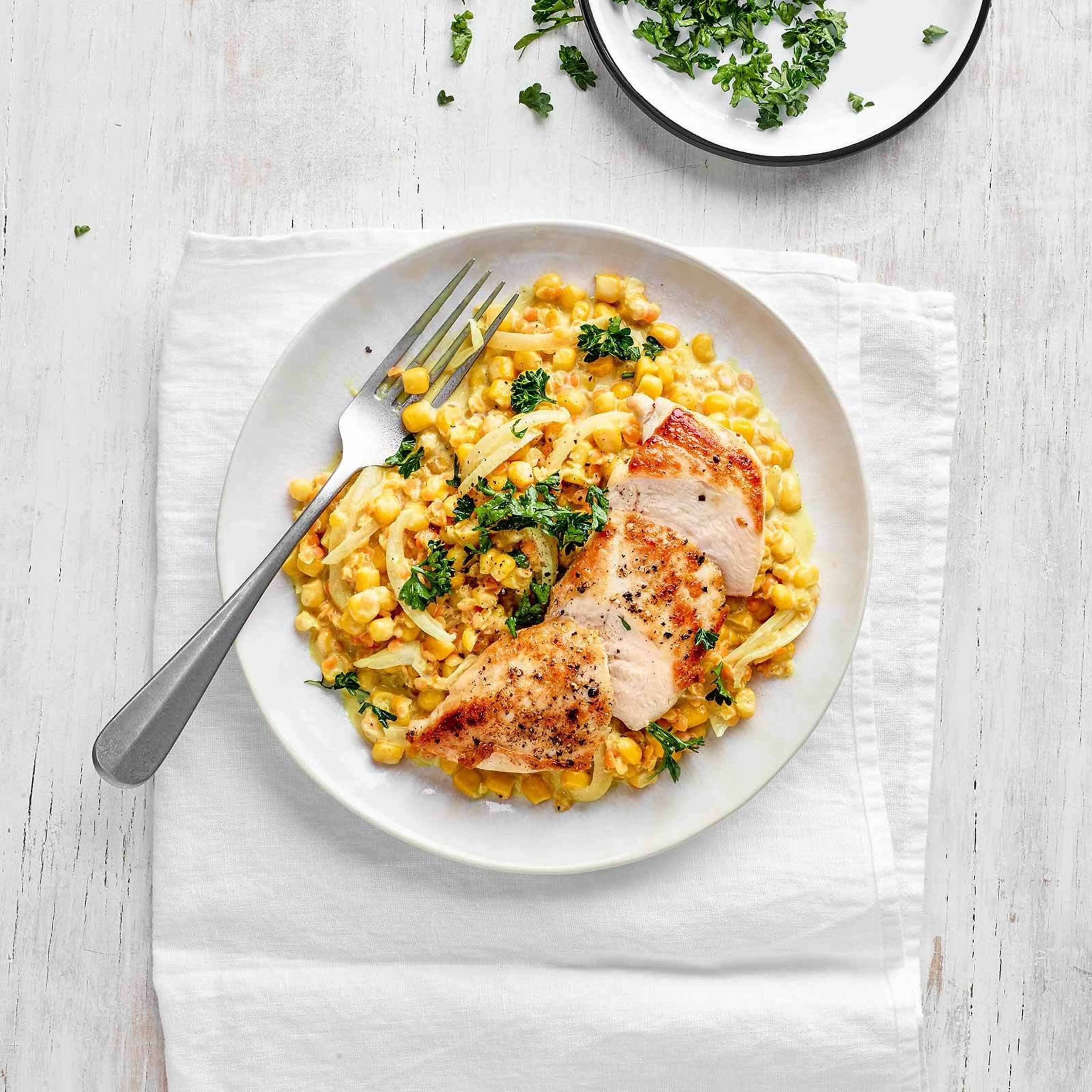 Blancs de poulet sur curry maïs-lentilles