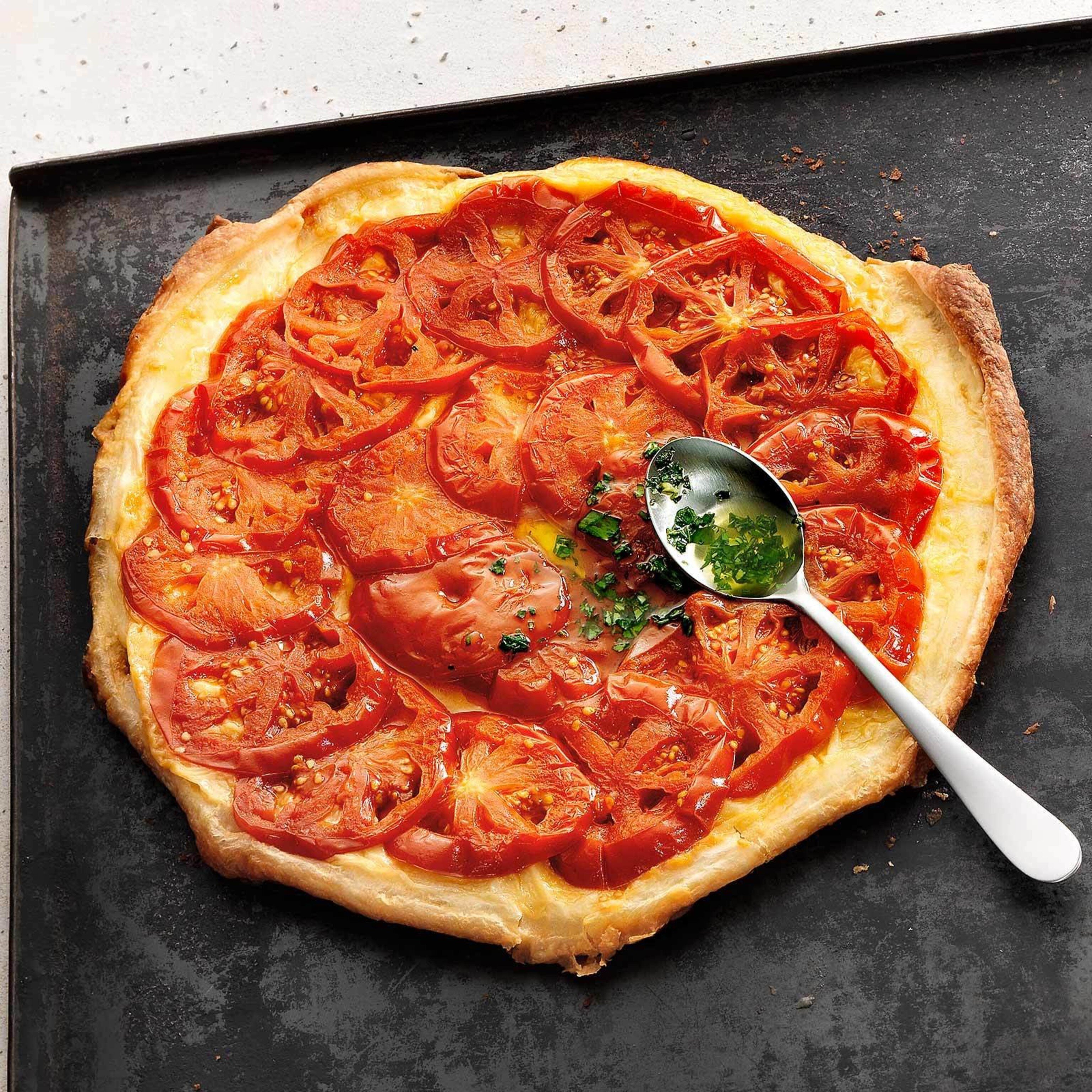 Tomaten-Tarte mit Basilikumöl