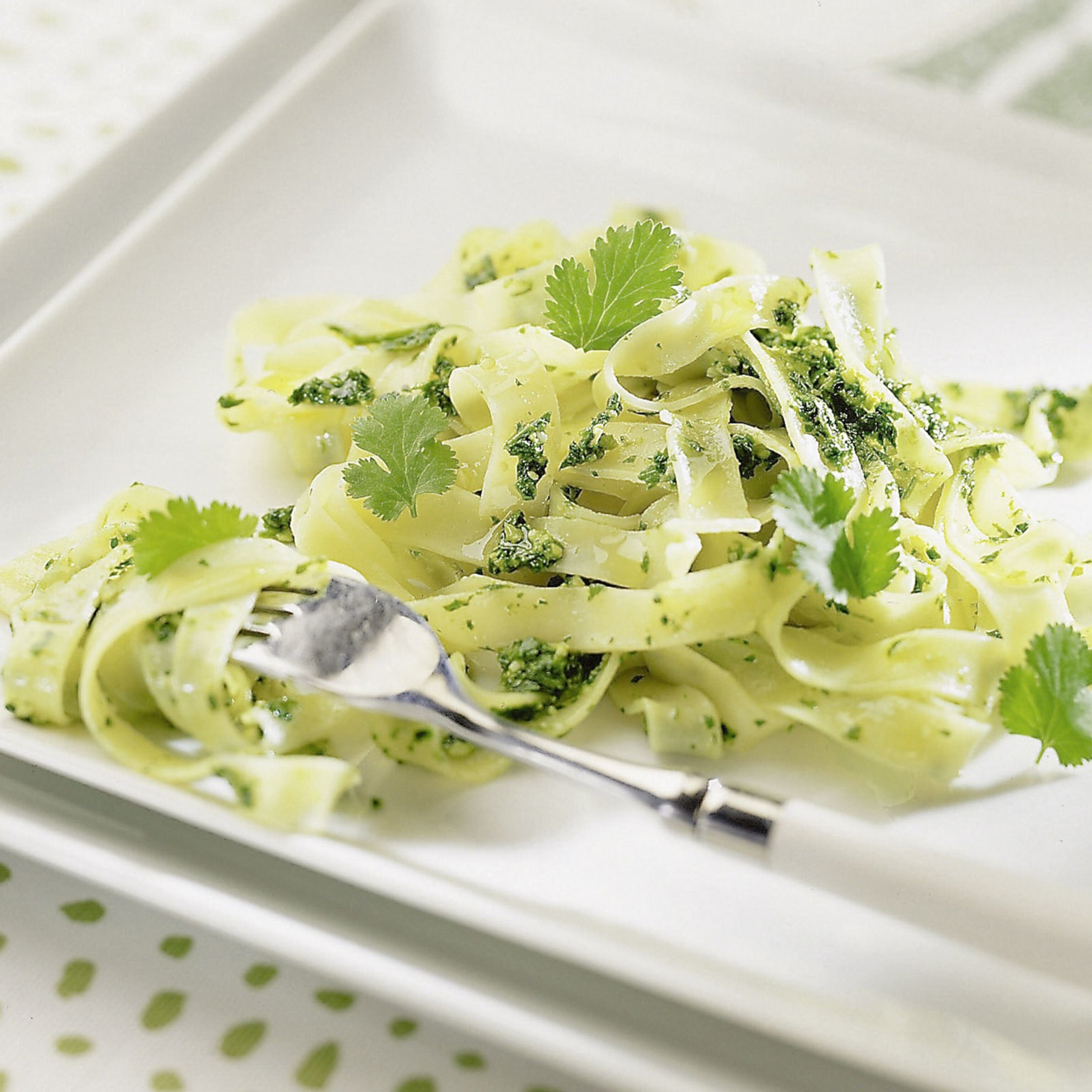 Limettennudeln mit Koriander-Pesto