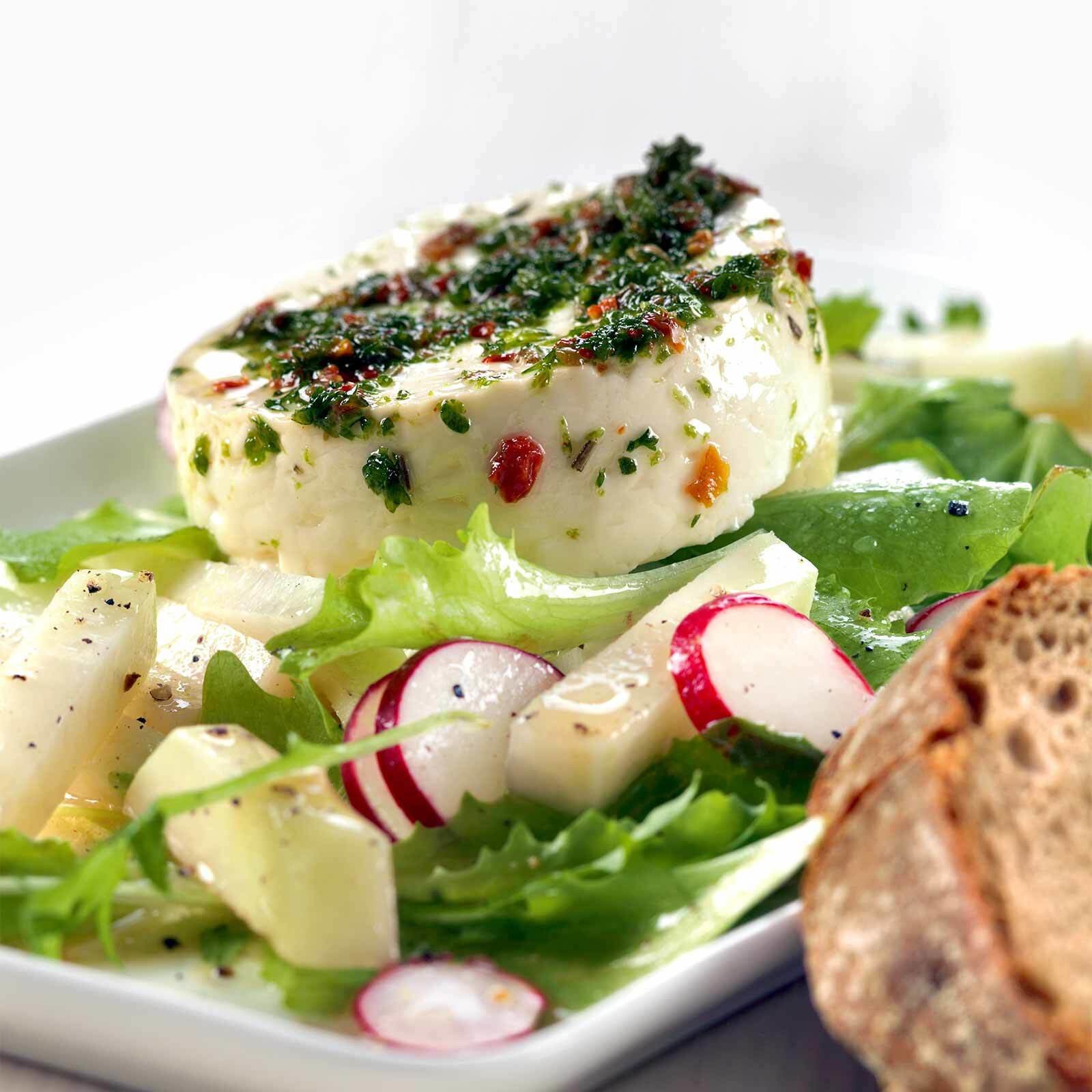 Chèvre frais sur lit de salade