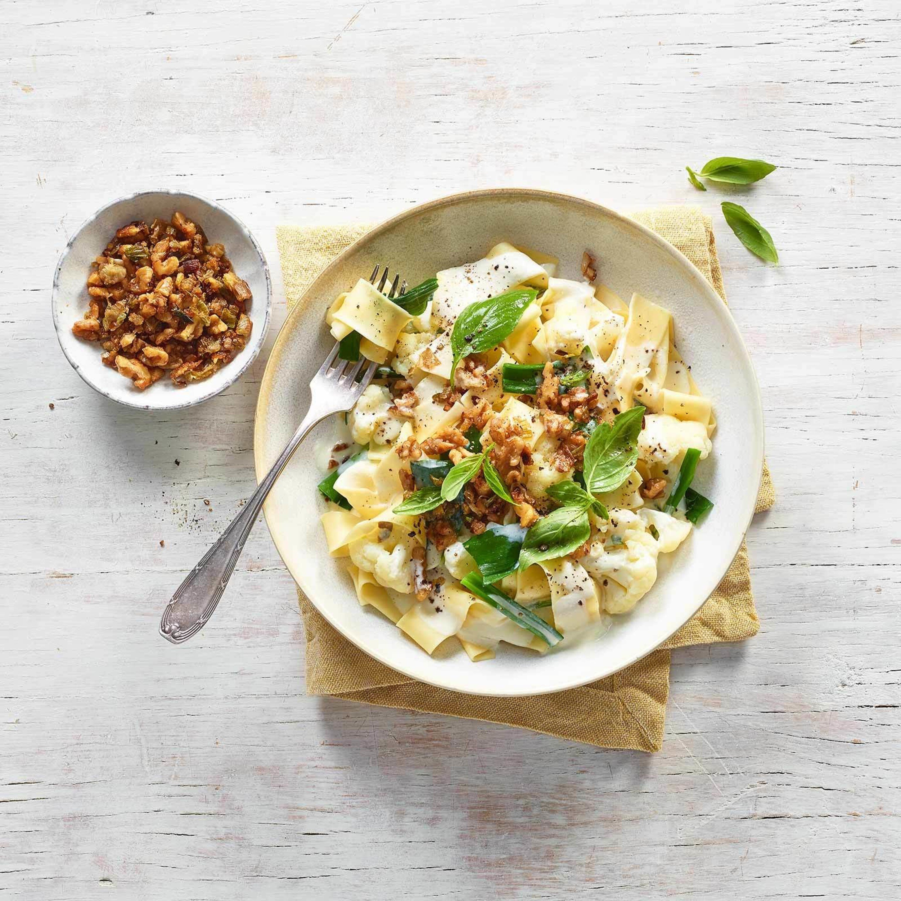 Nudeln mit Zwiebel-Crumble