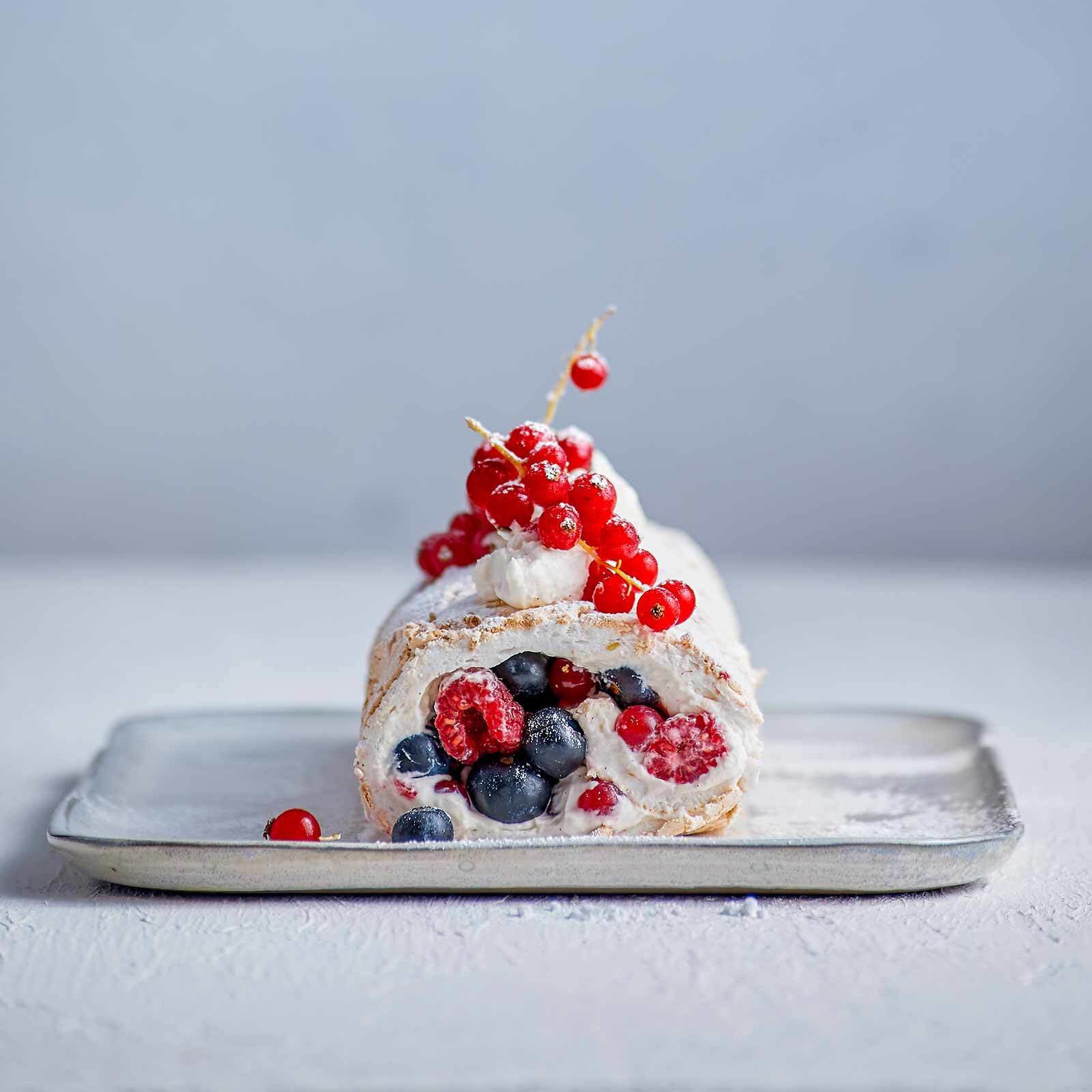 Pavlova-Roulade mit Beeren