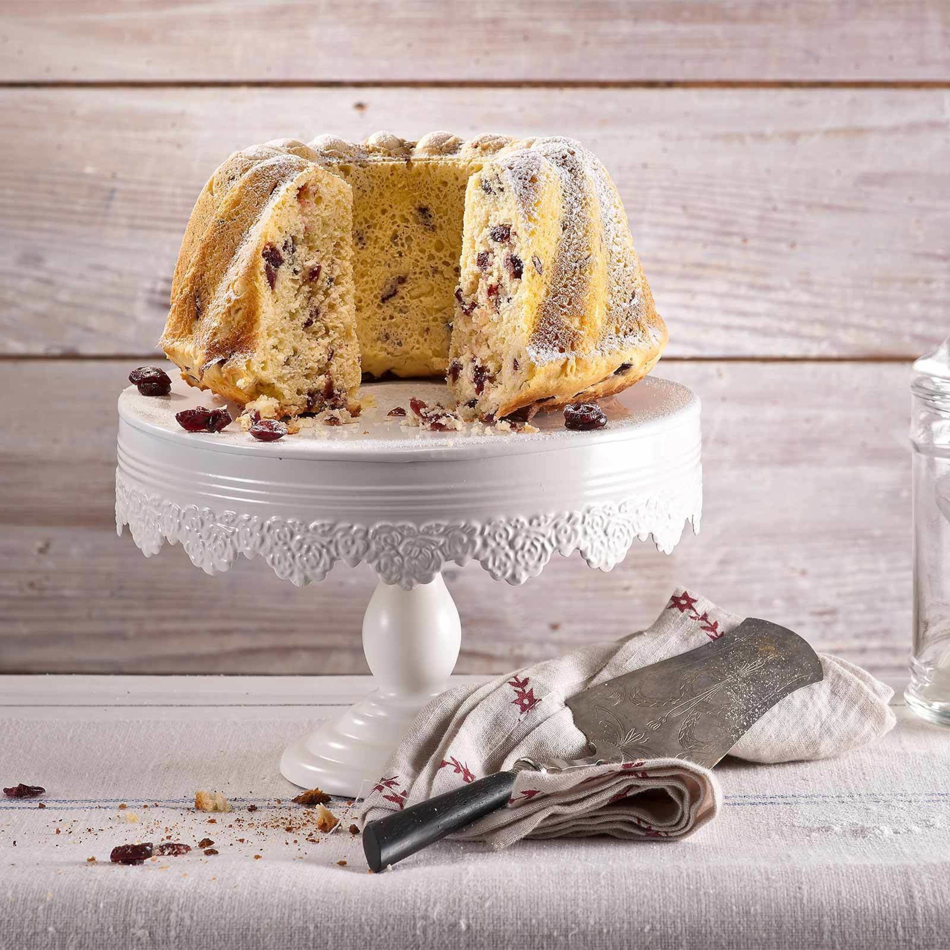 Hefe-Gugelhopf mit Cranberrys