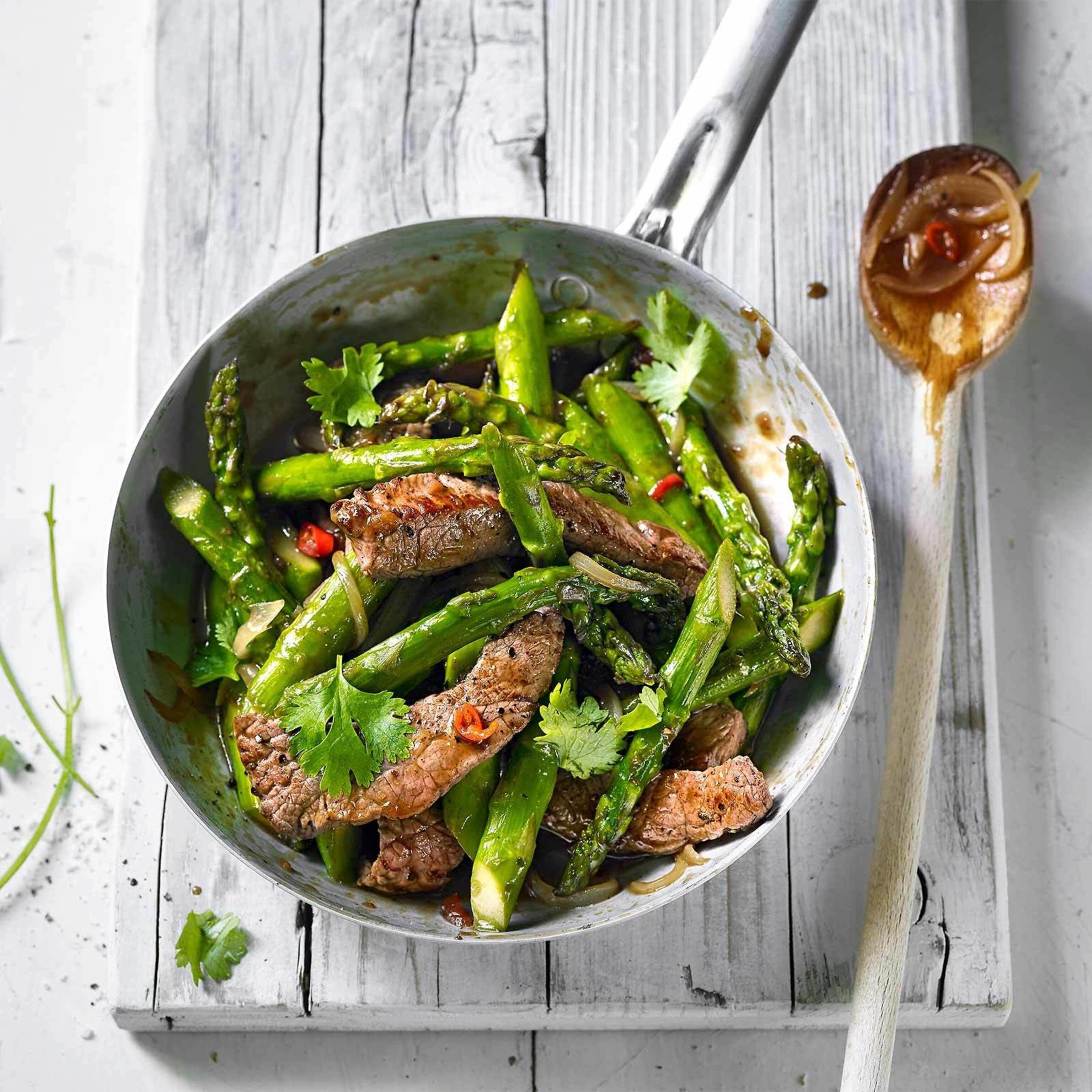 Gebratene Spargeln mit Rindfleisch