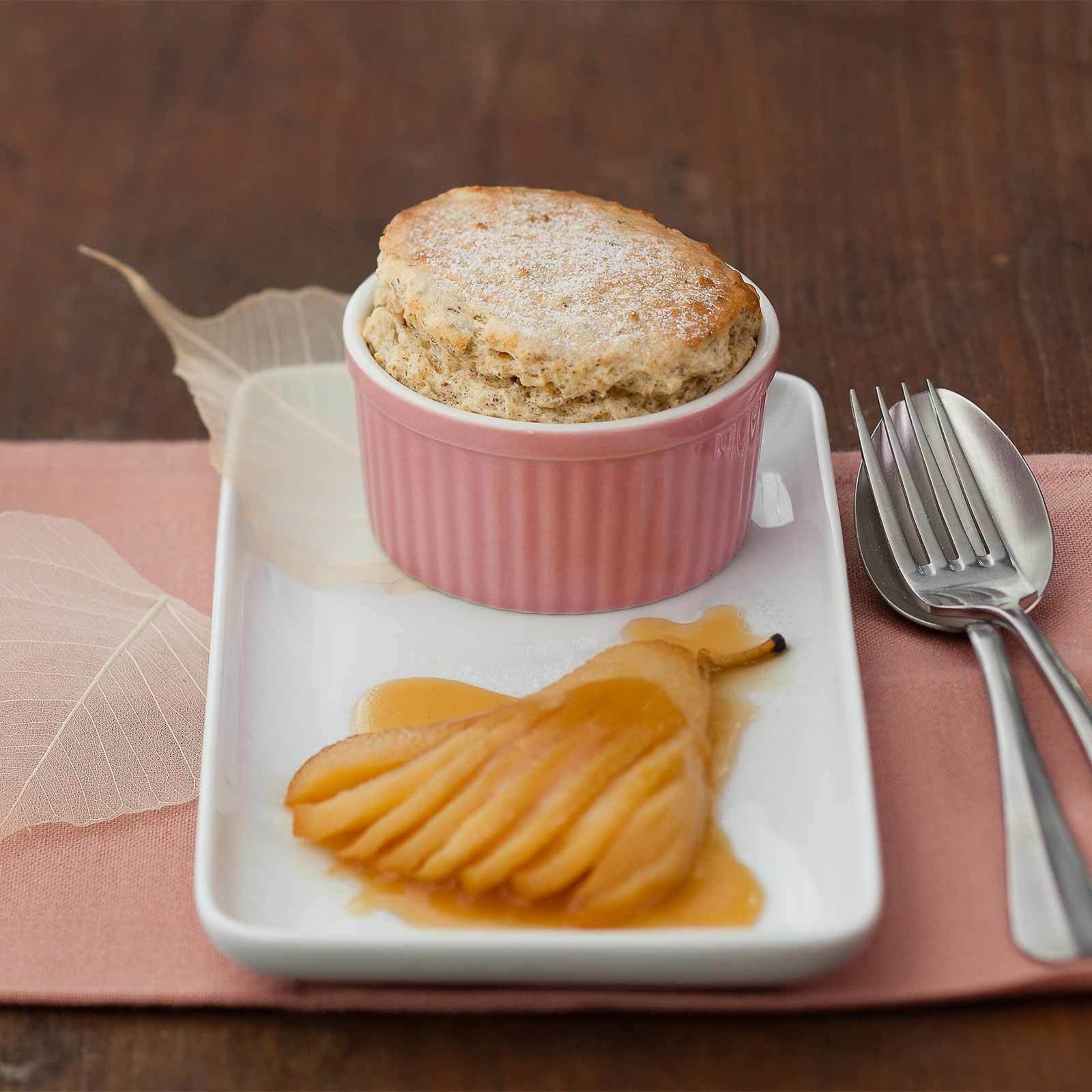 Nuss-Soufflé mit Caramelbirnen