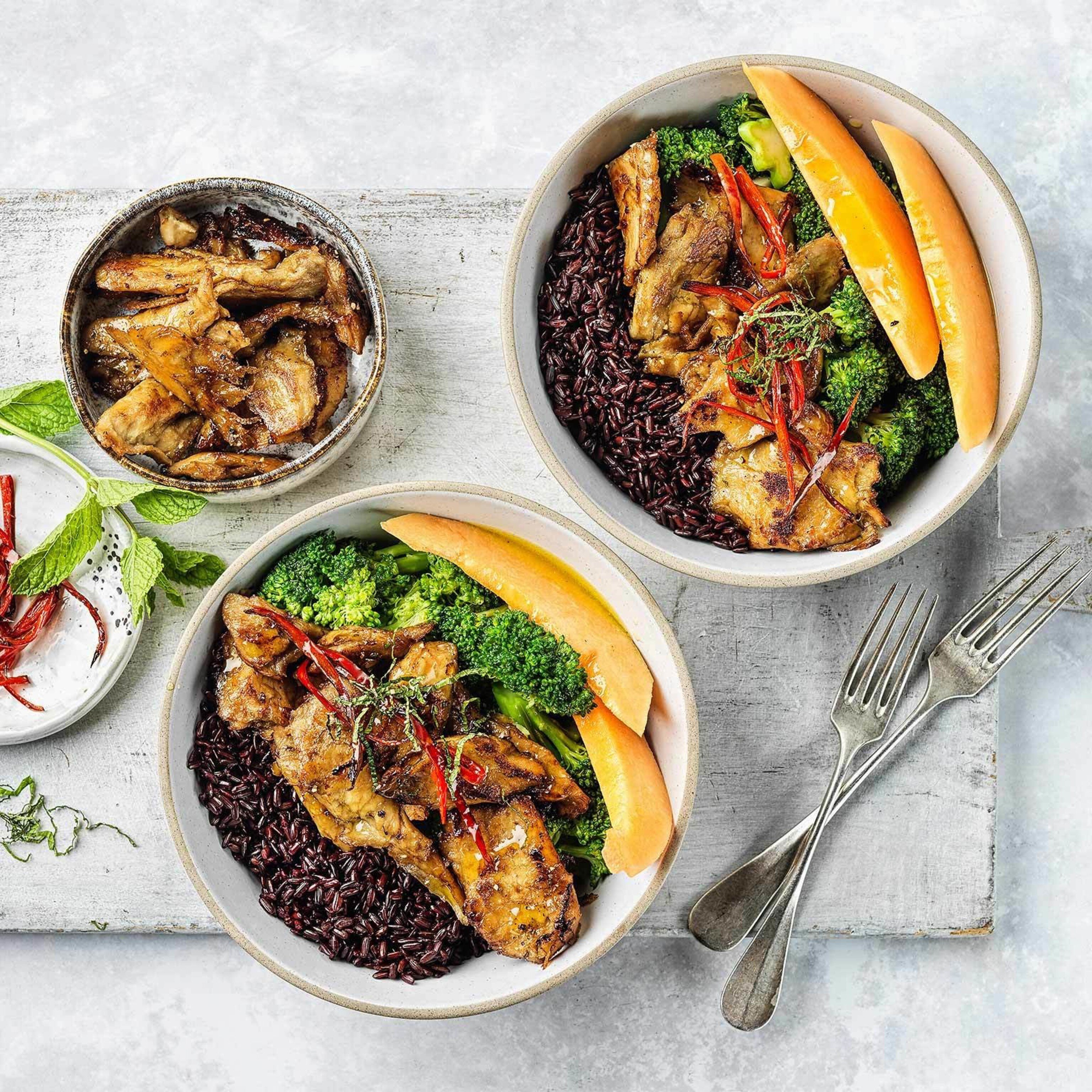 Broccoli-Melonen-Bowl mit Planted Chicken