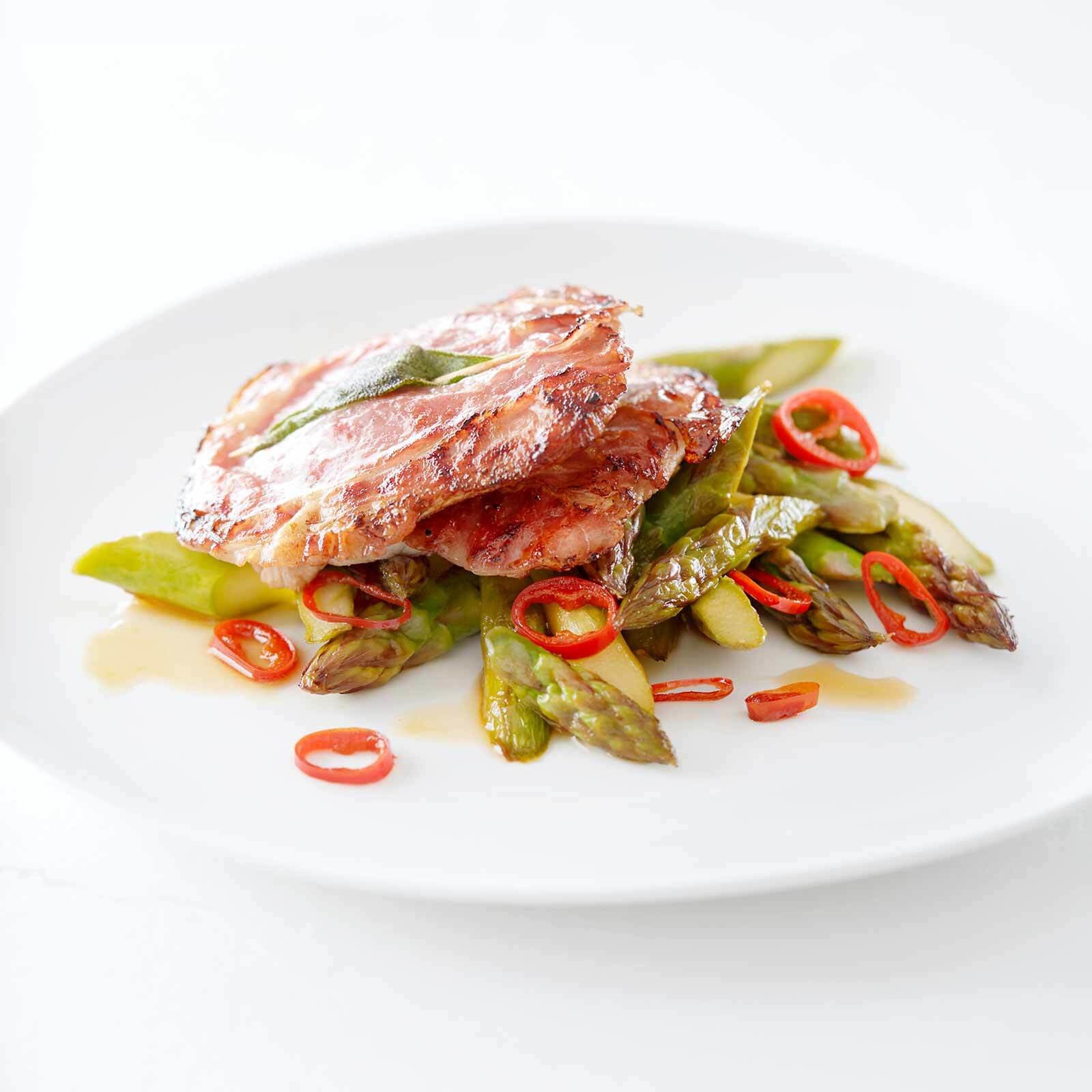 Saltimbocca auf gebratenen Spargeln