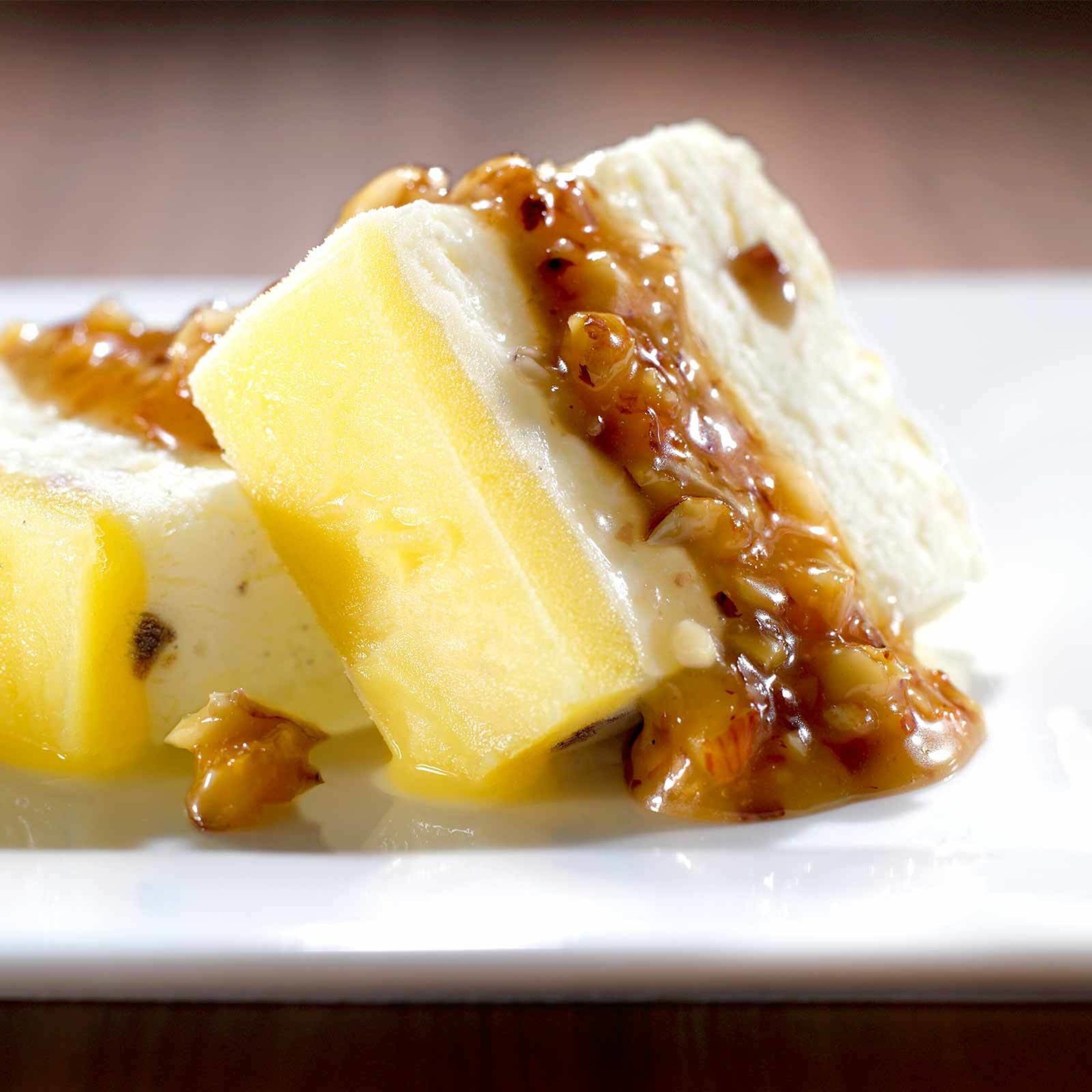 Weisswein-Parfait mit Nuss-Sauce