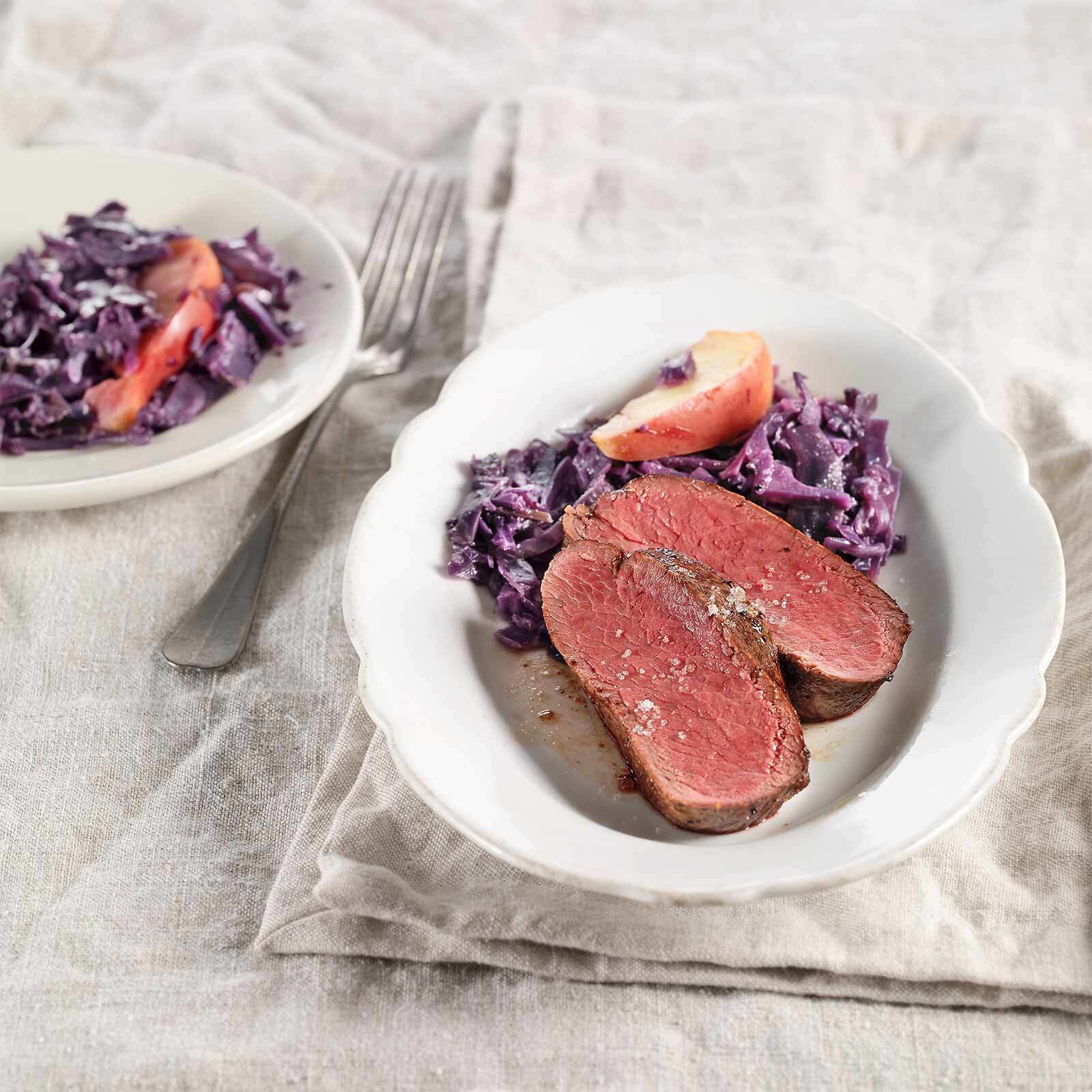 Hirsch-Entrecôte mit Rahmrotkraut