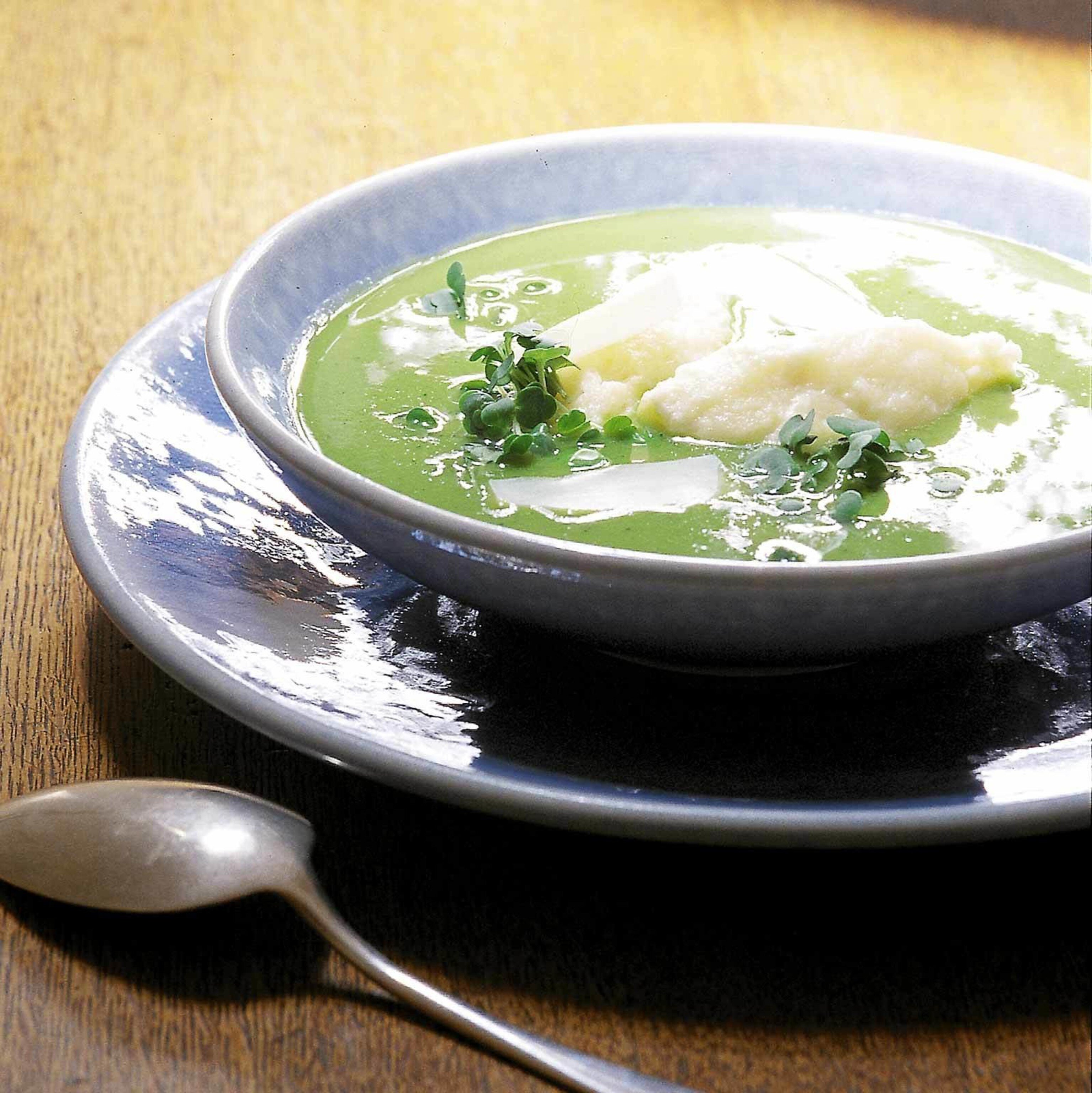 Suppe mit Käse-Klösschen