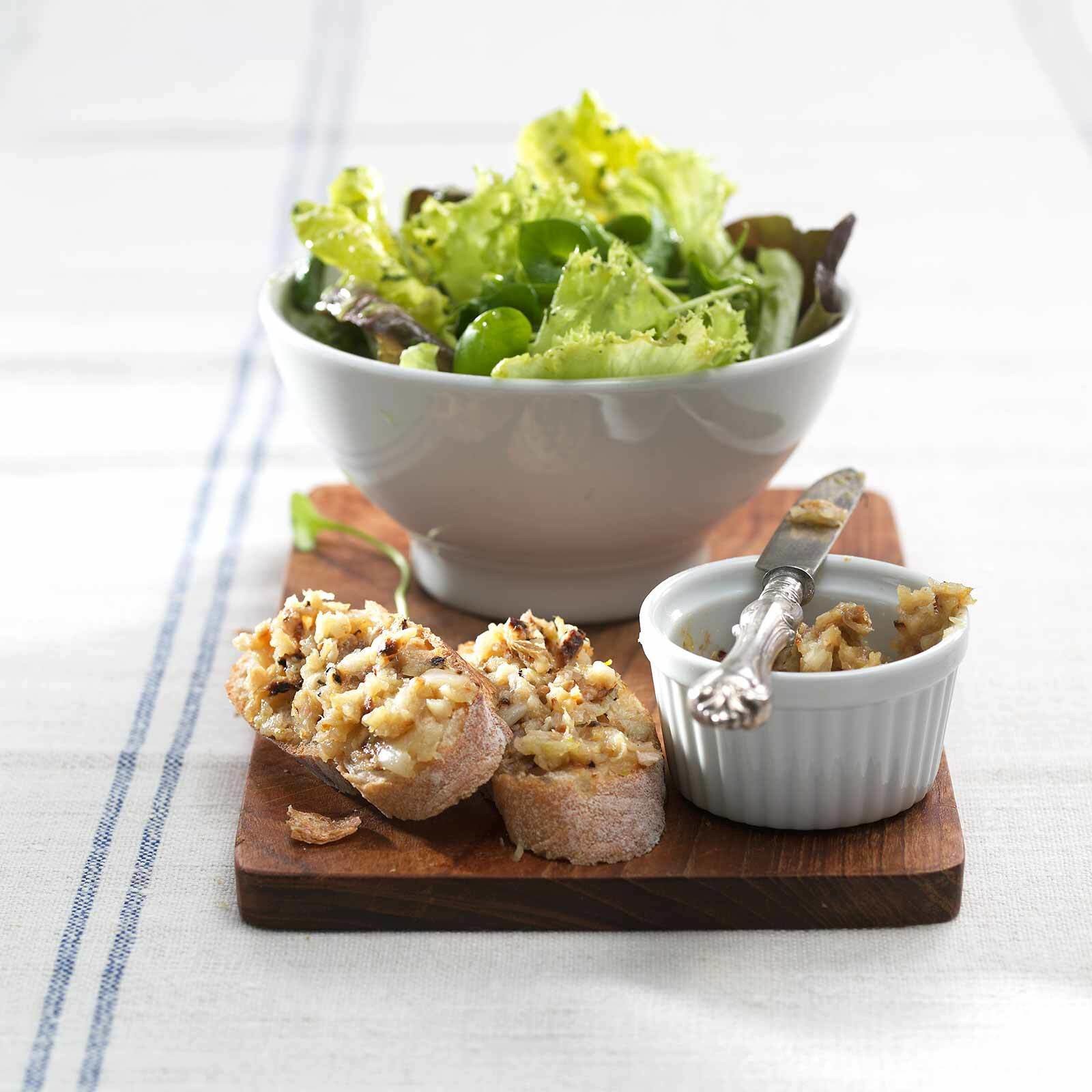 Salade estivale et pain aillé