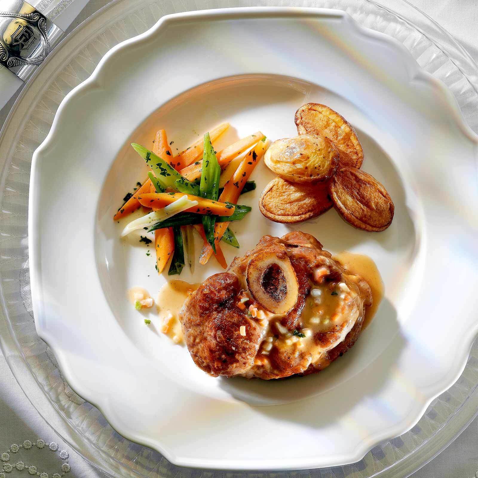 Kalbshaxen in Riesling mit Frühlingsgemüse