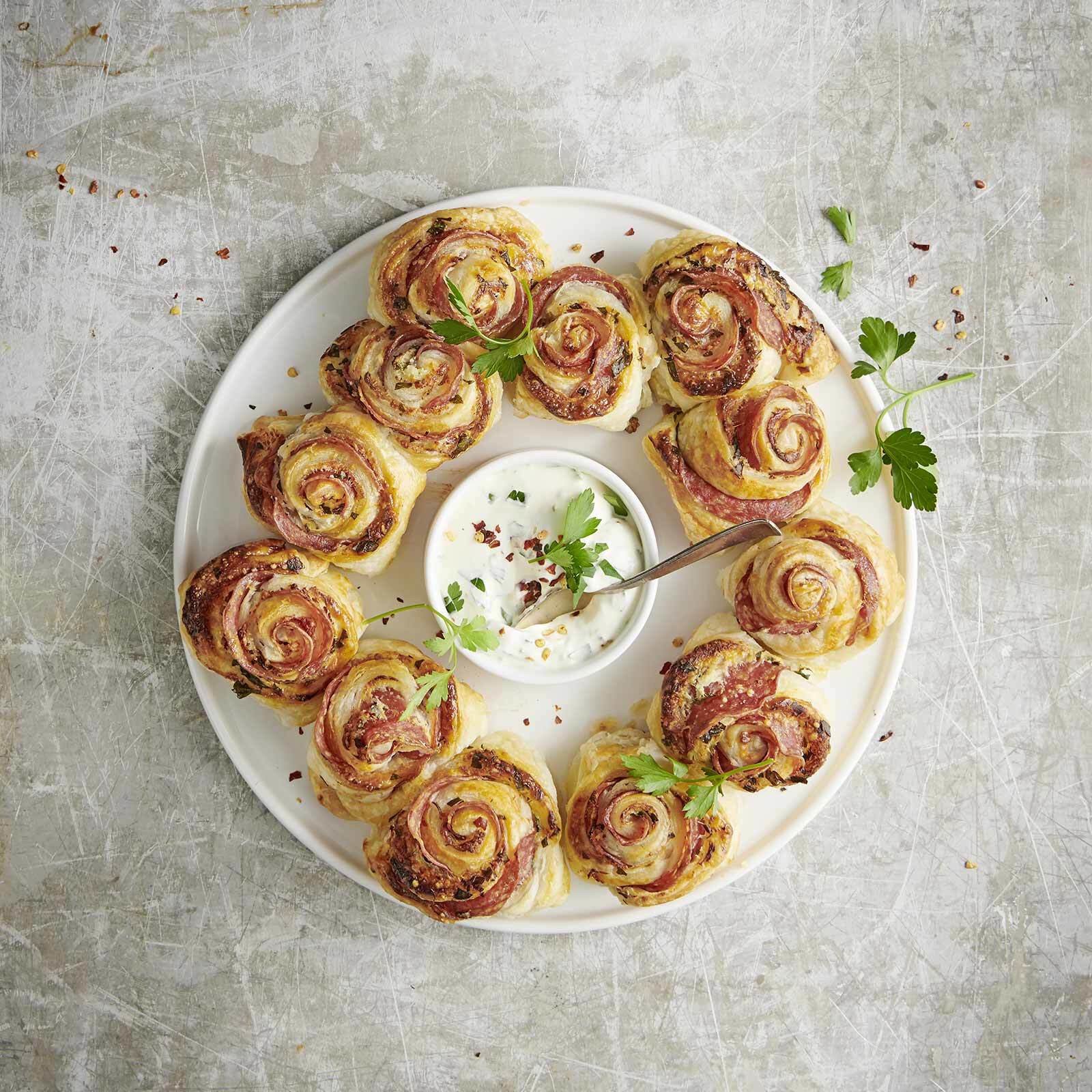 Salami-Rosen mit Kräuter-Dip