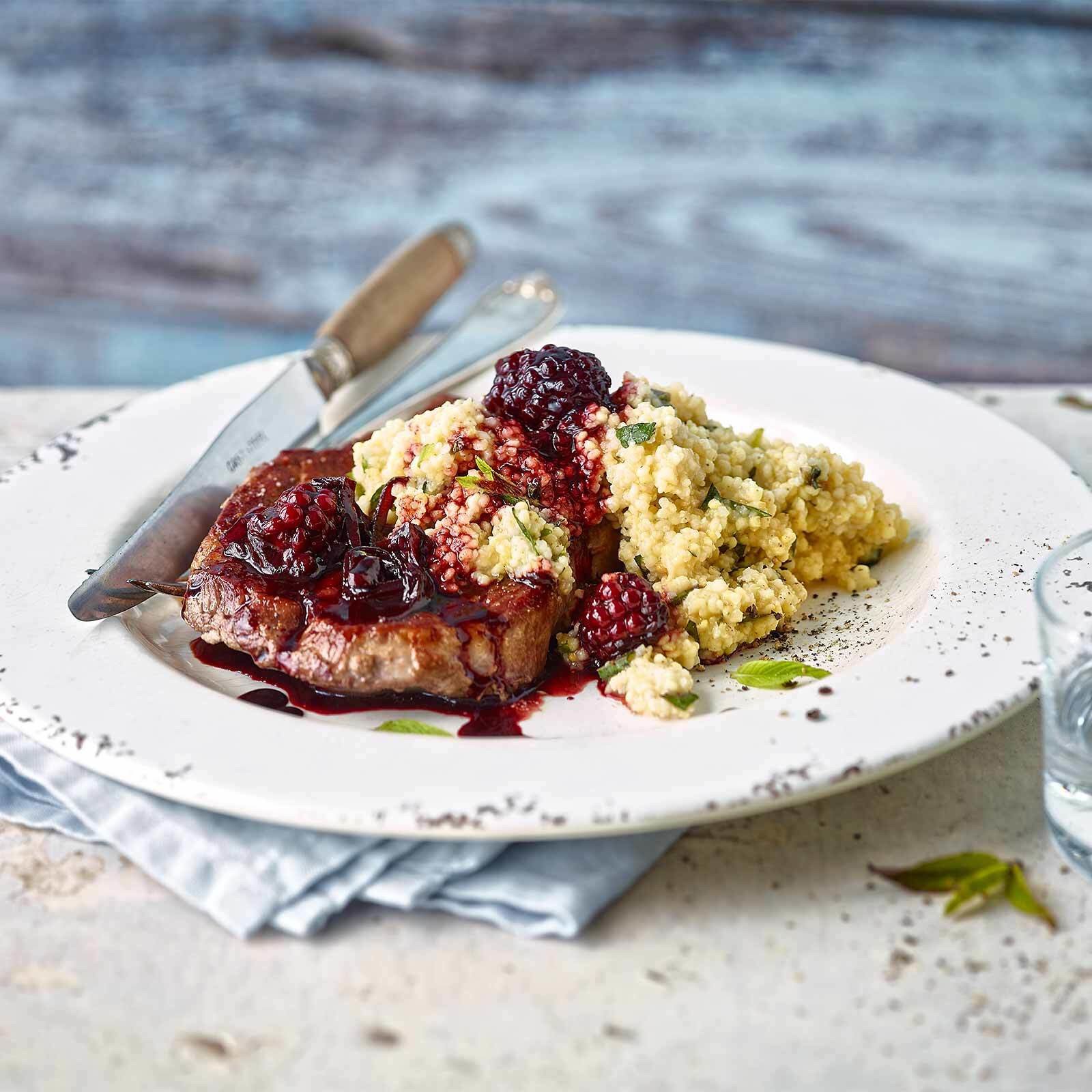 Schweinssteaks an Aceto-Jus mit Hirsesalat