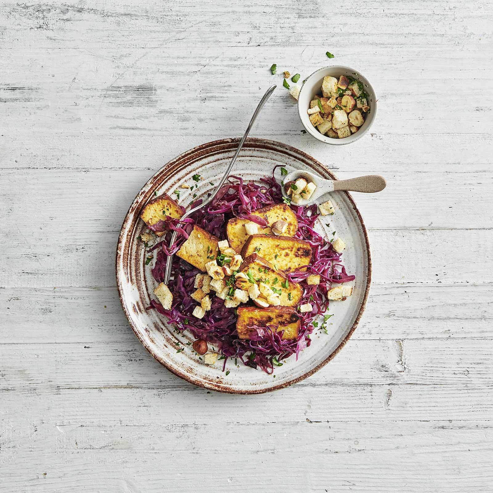 Rotkabissalat mit geräuchertem Tofu