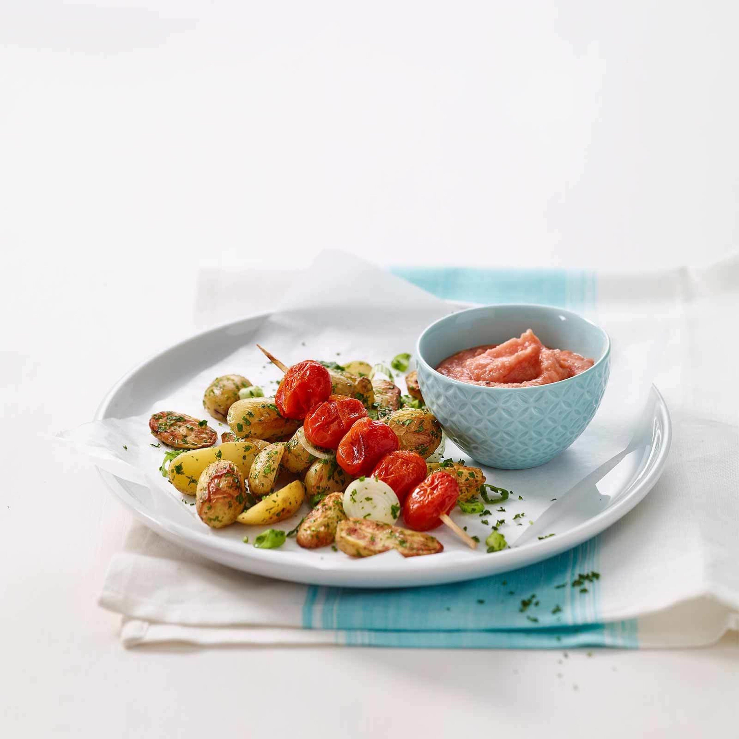 Ofenkartoffeln und Tomaten-Hummus