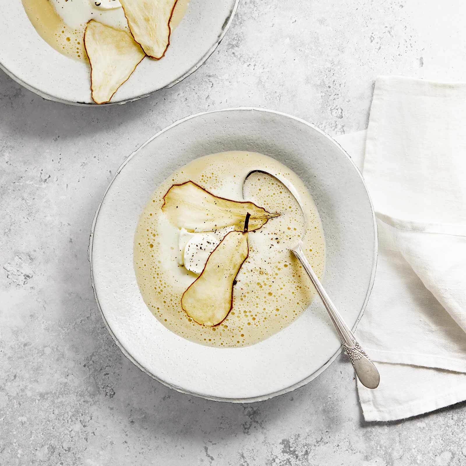 Prosecco-Suppe mit Birnen-Chips