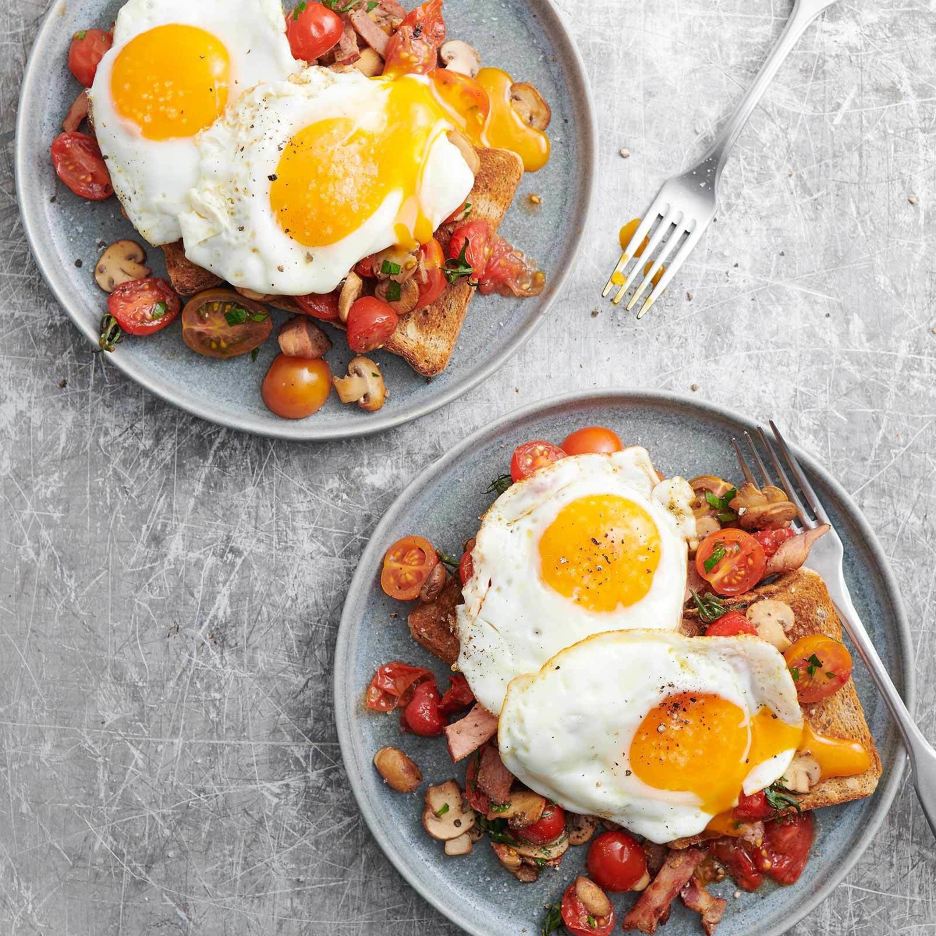 Tomaten-Pilz-Toasts mit Spiegeleiern