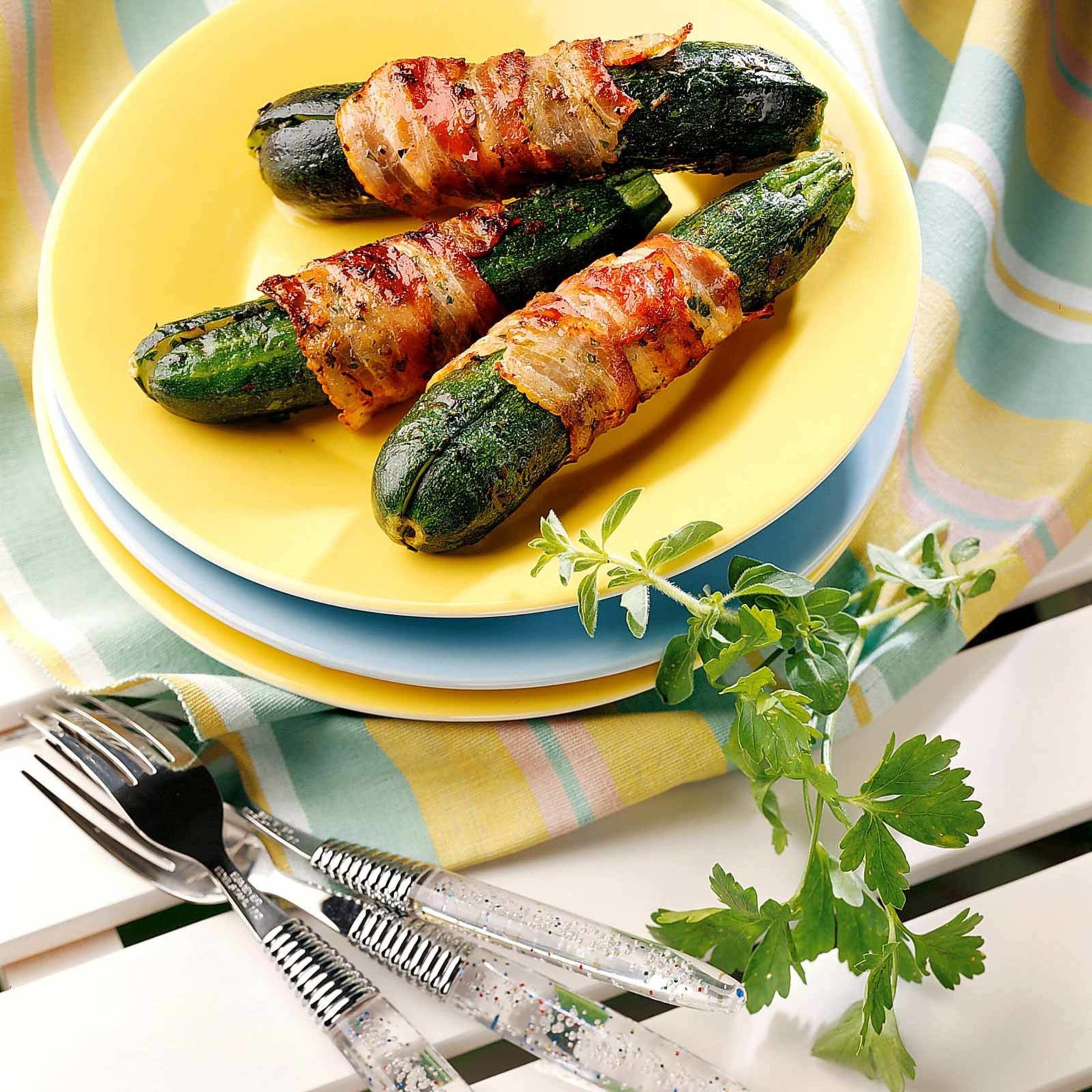 Zucchini im Speckmantel