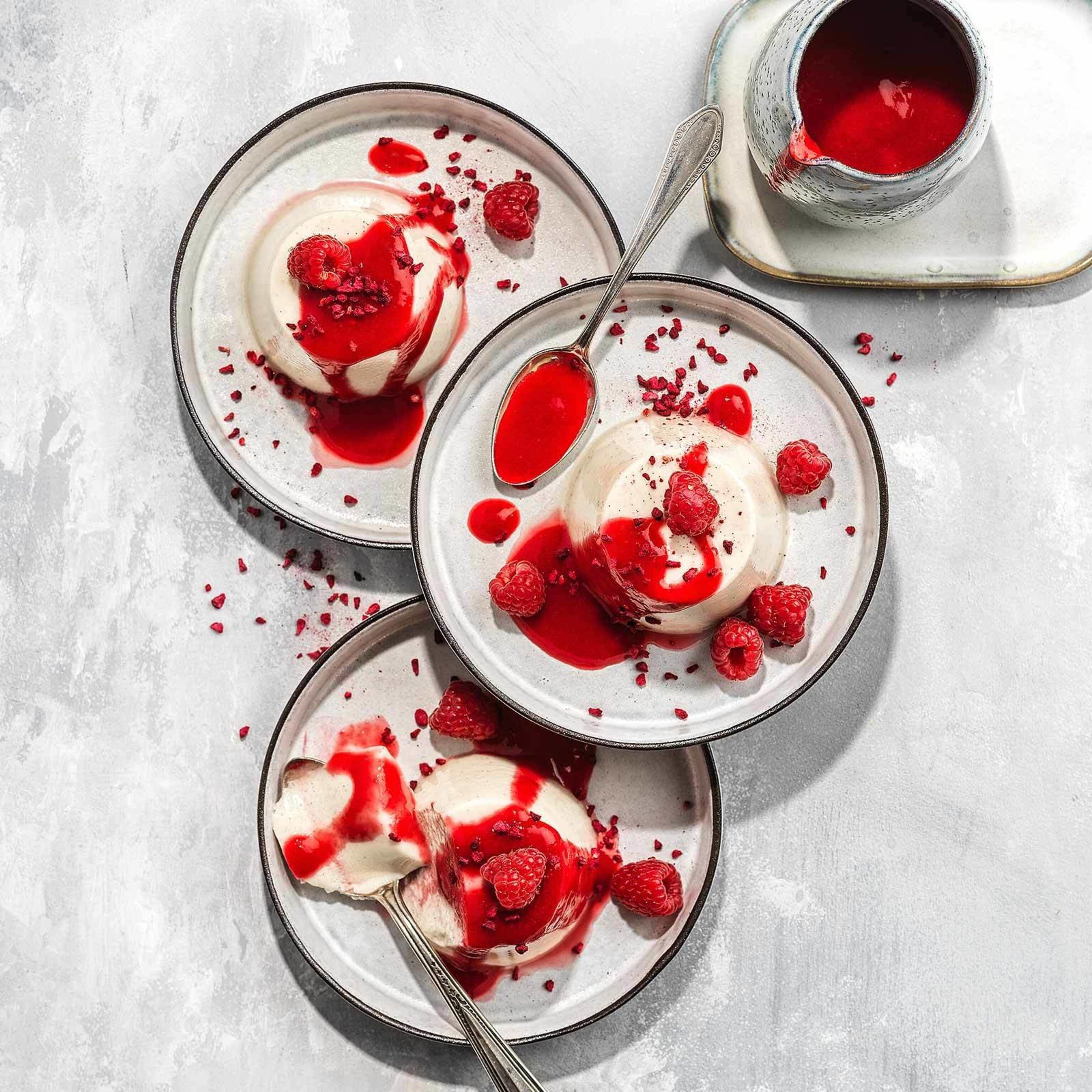 Veganes Panna cotta mit Himbeeren