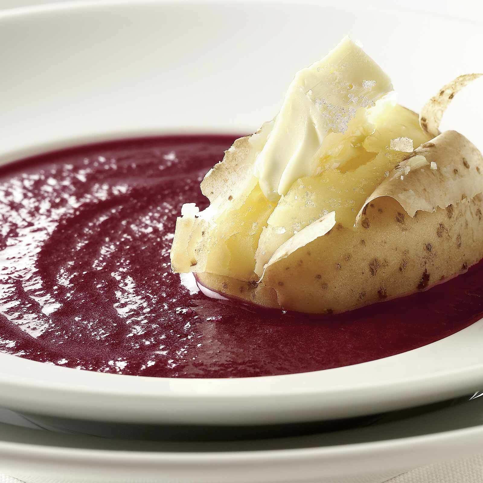Kalte Randensuppe mit heisser Kartoffel