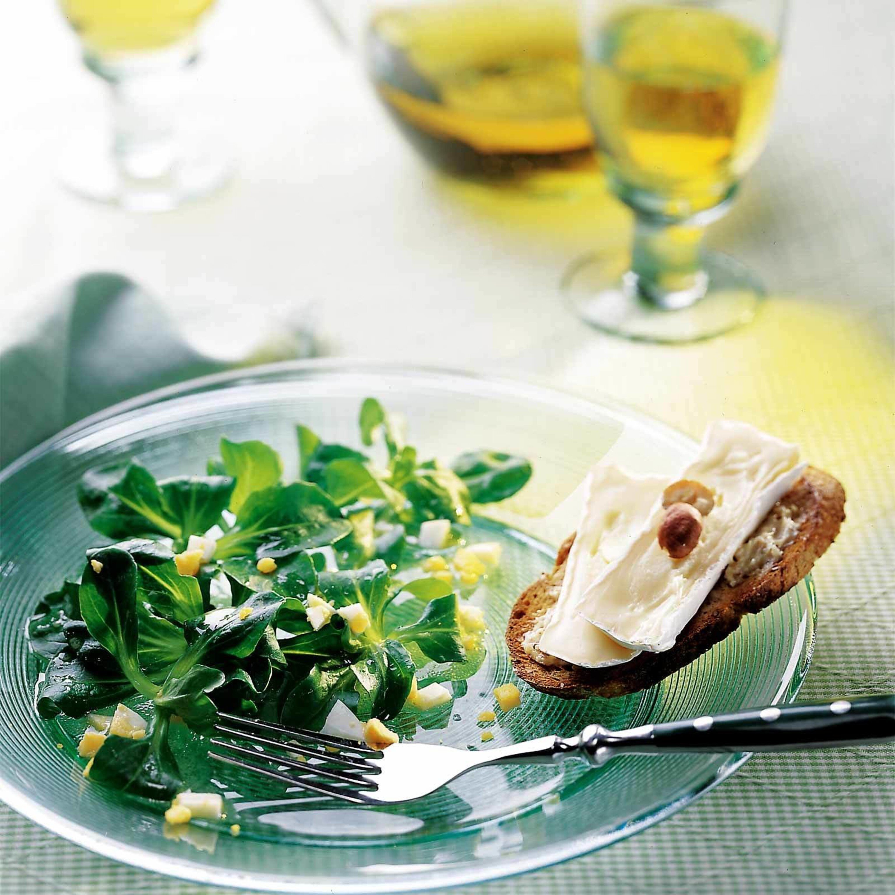 Nüsslisalat mit Camembert-Crostini