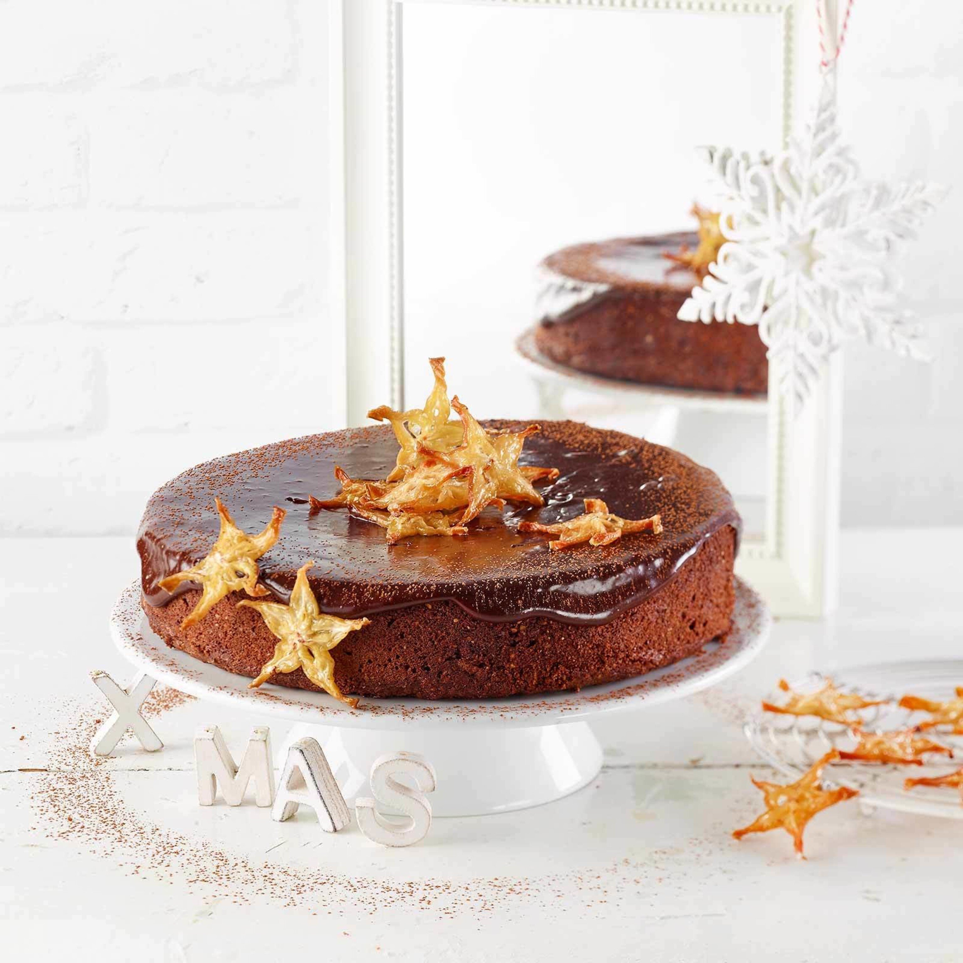 Schokoladetorte mit Sternfrucht-Chips