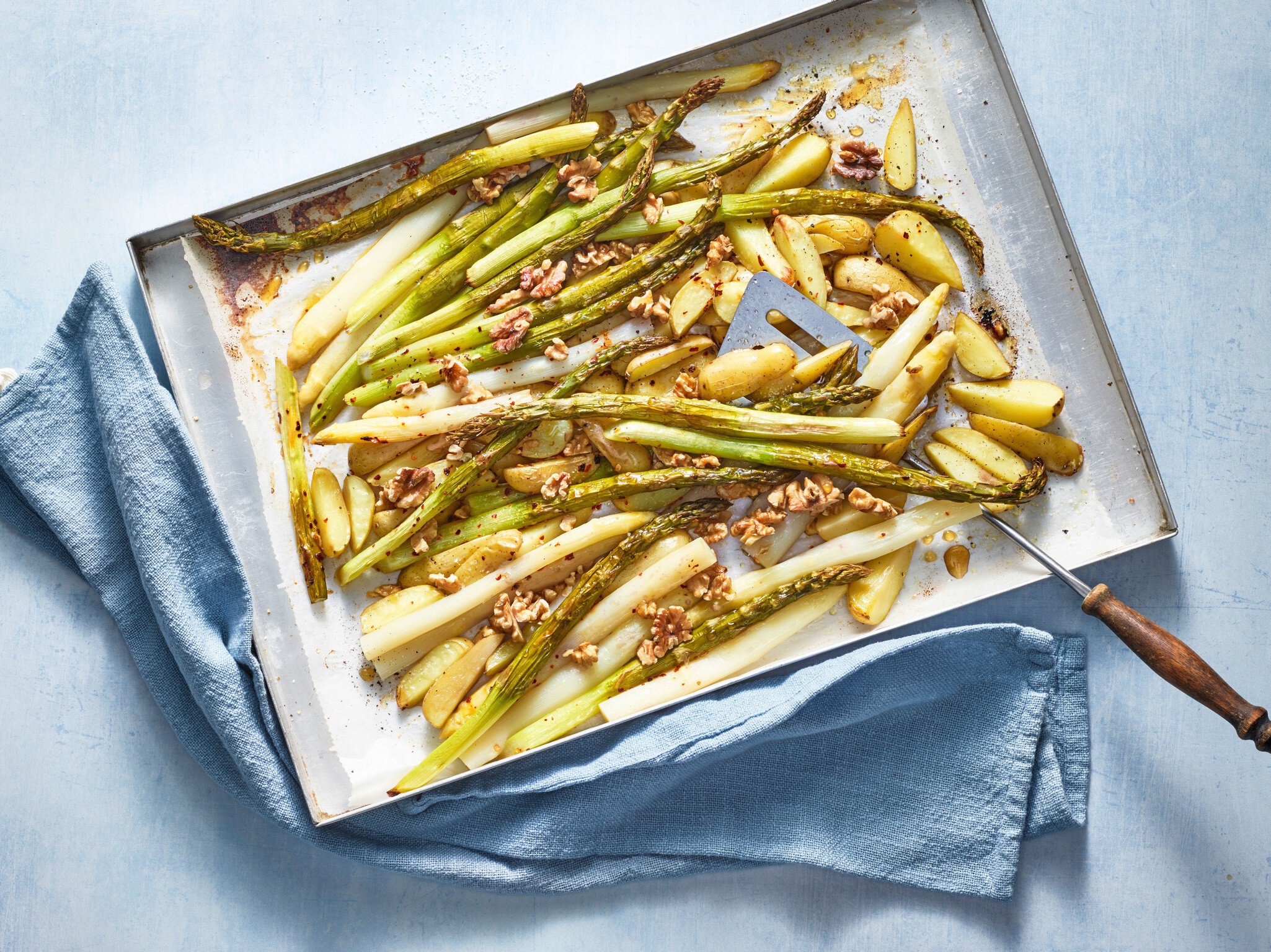 Asperges et pommes de terre au four