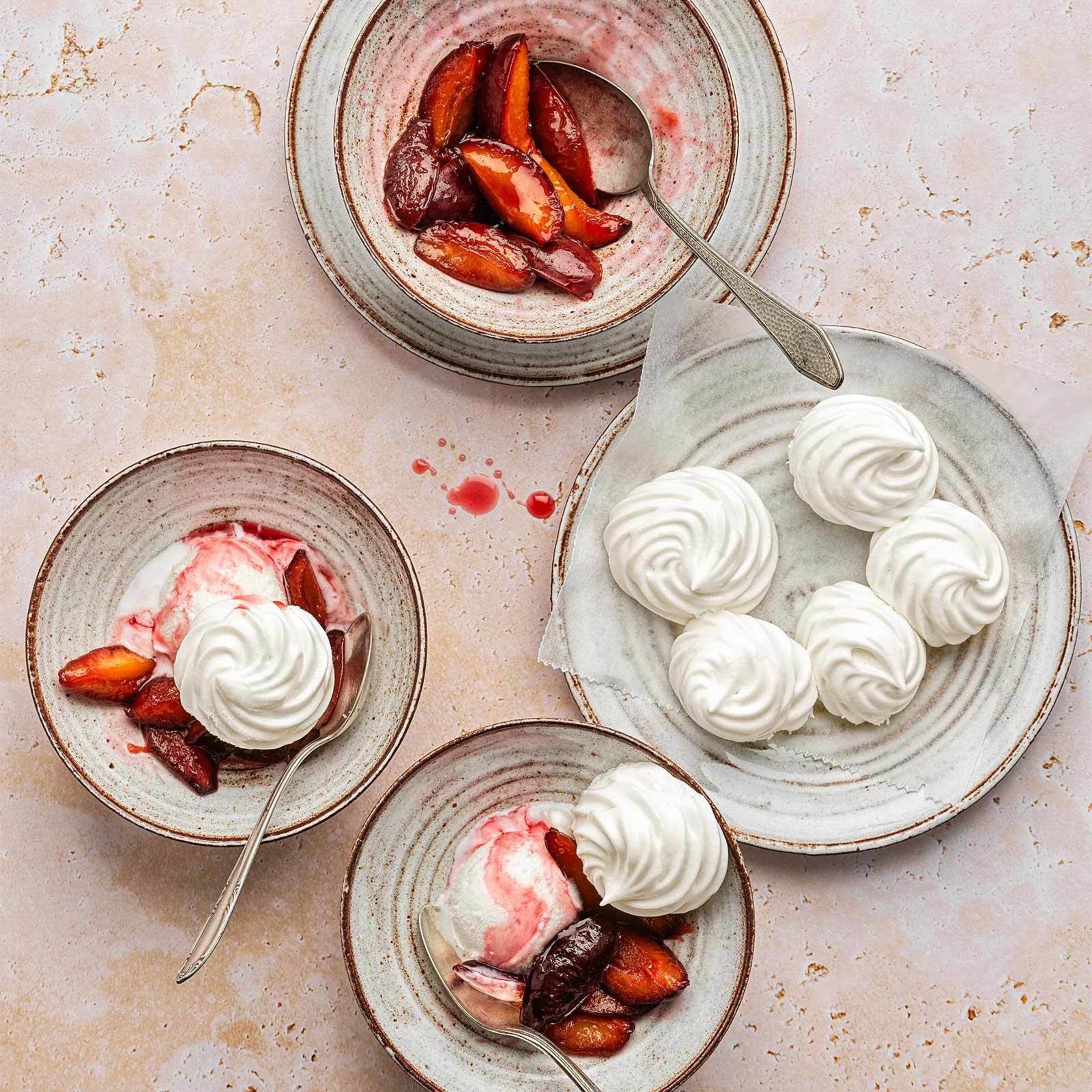 Vegane Meringues mit Zwetschgenkompott