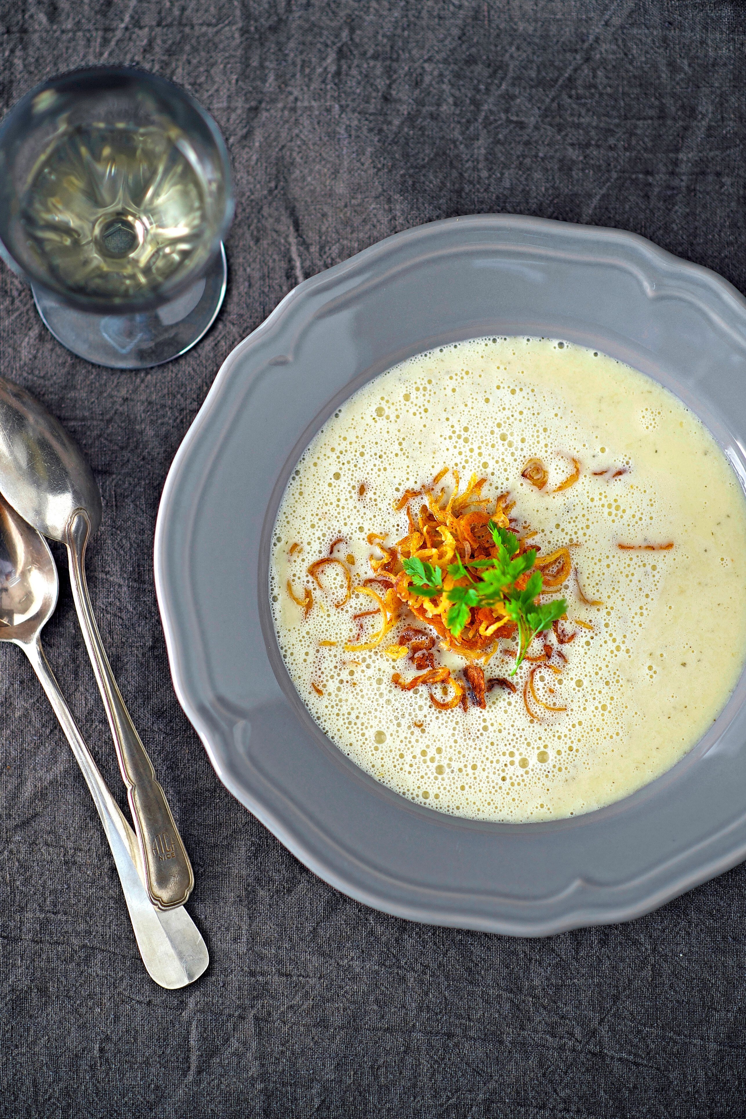 Weinschaumsuppe mit gerösteten Schalottenringen