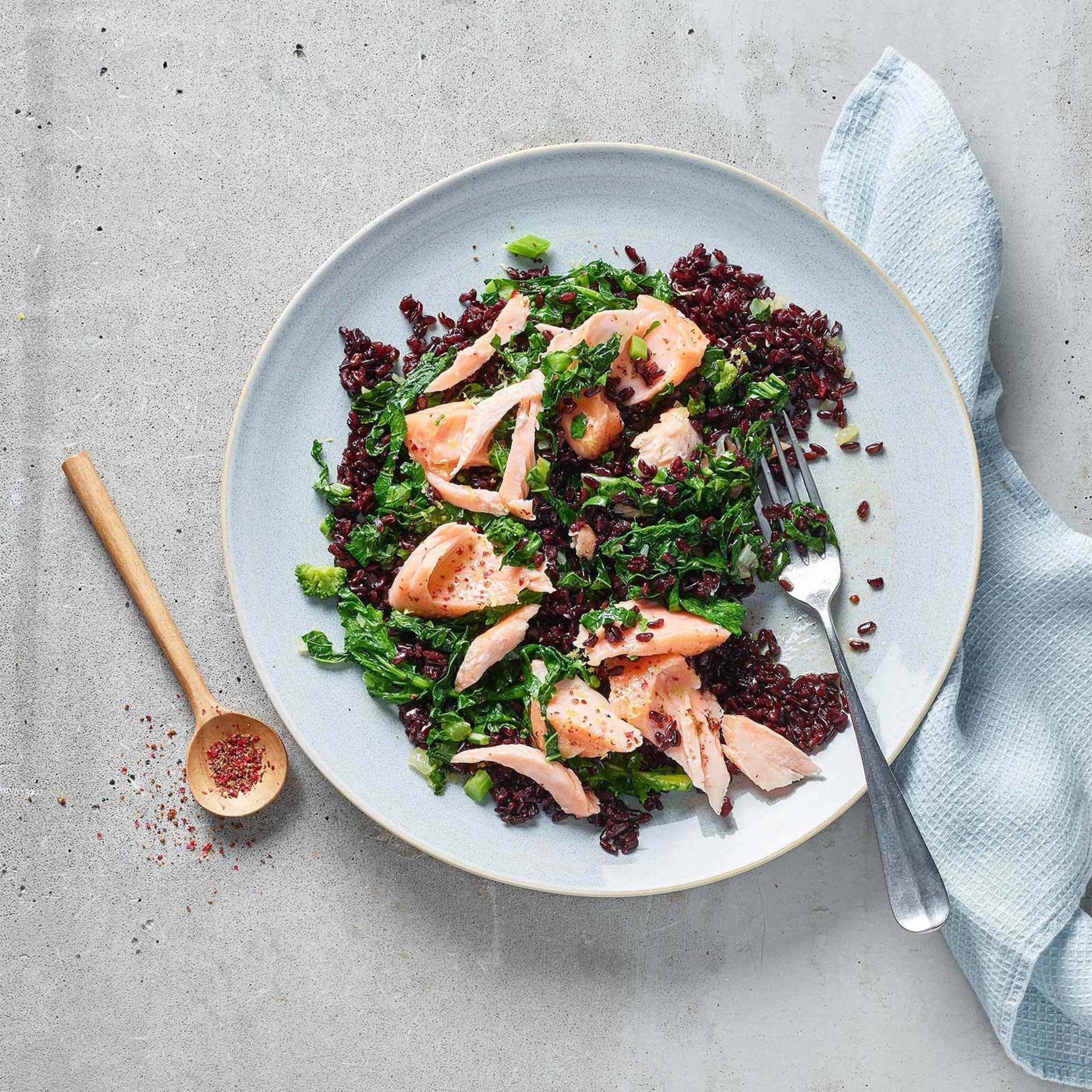 Schwarzer Reis mit pulled Lachs