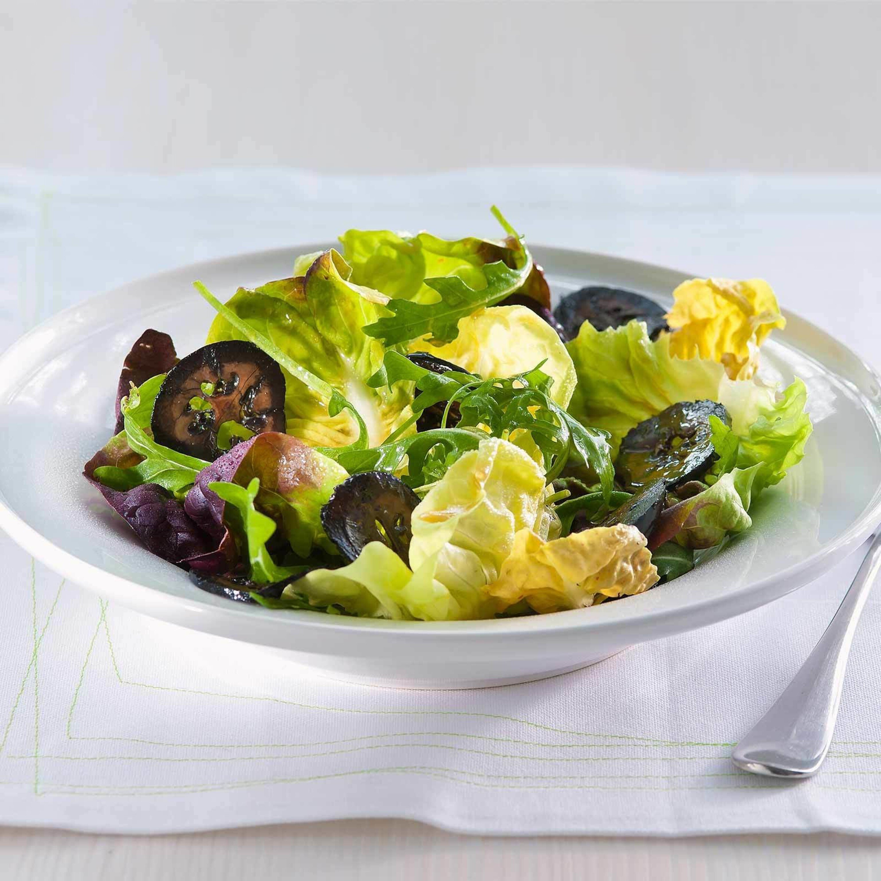 Sommersalat mit schwarzen Nüssen