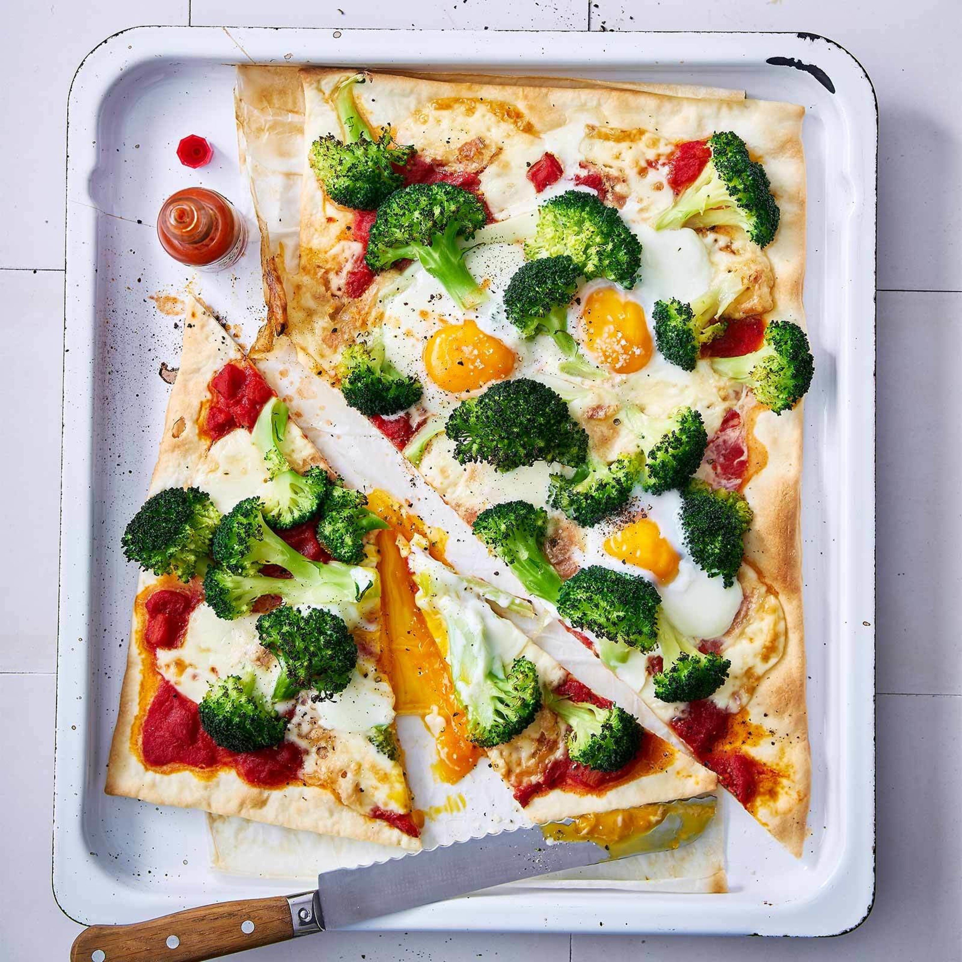 Broccoli-Pizza mit Spiegelei