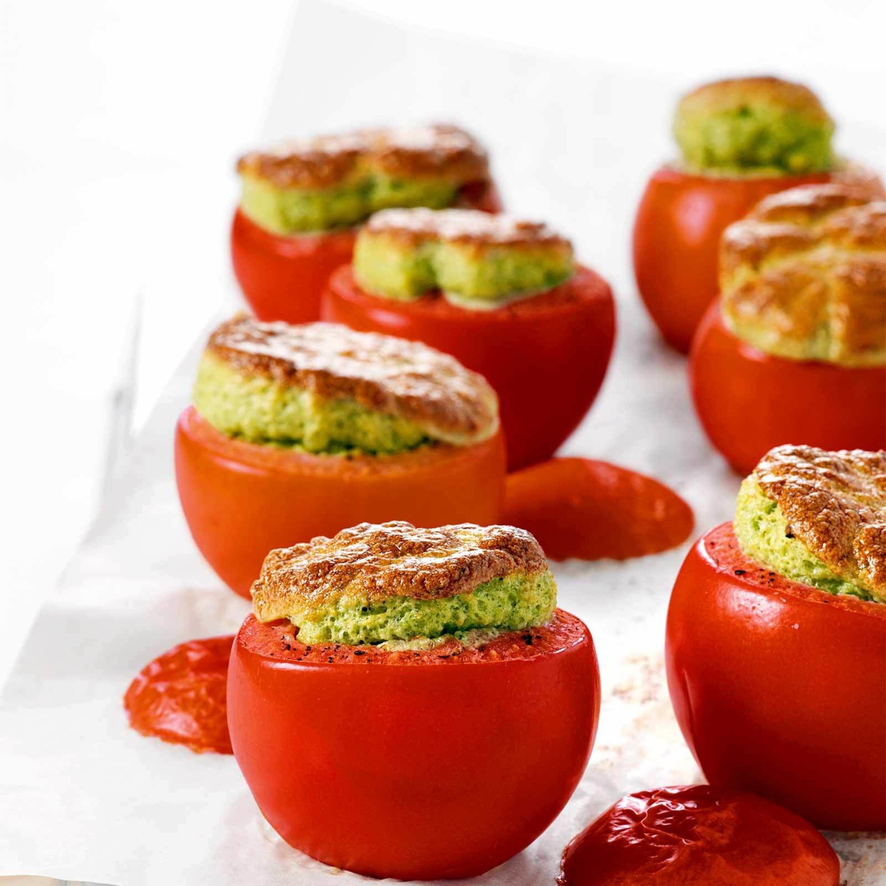 Basilikum-Soufflé in Tomaten