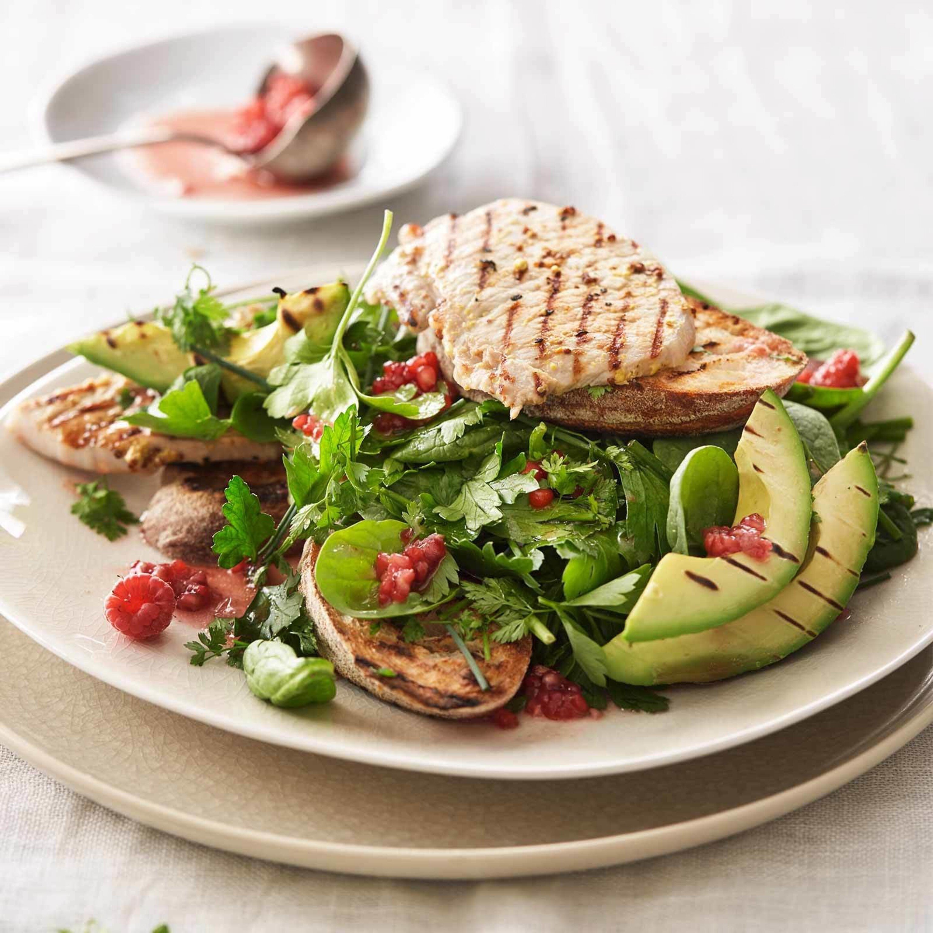 Grillierte Plätzli auf Sommersalat